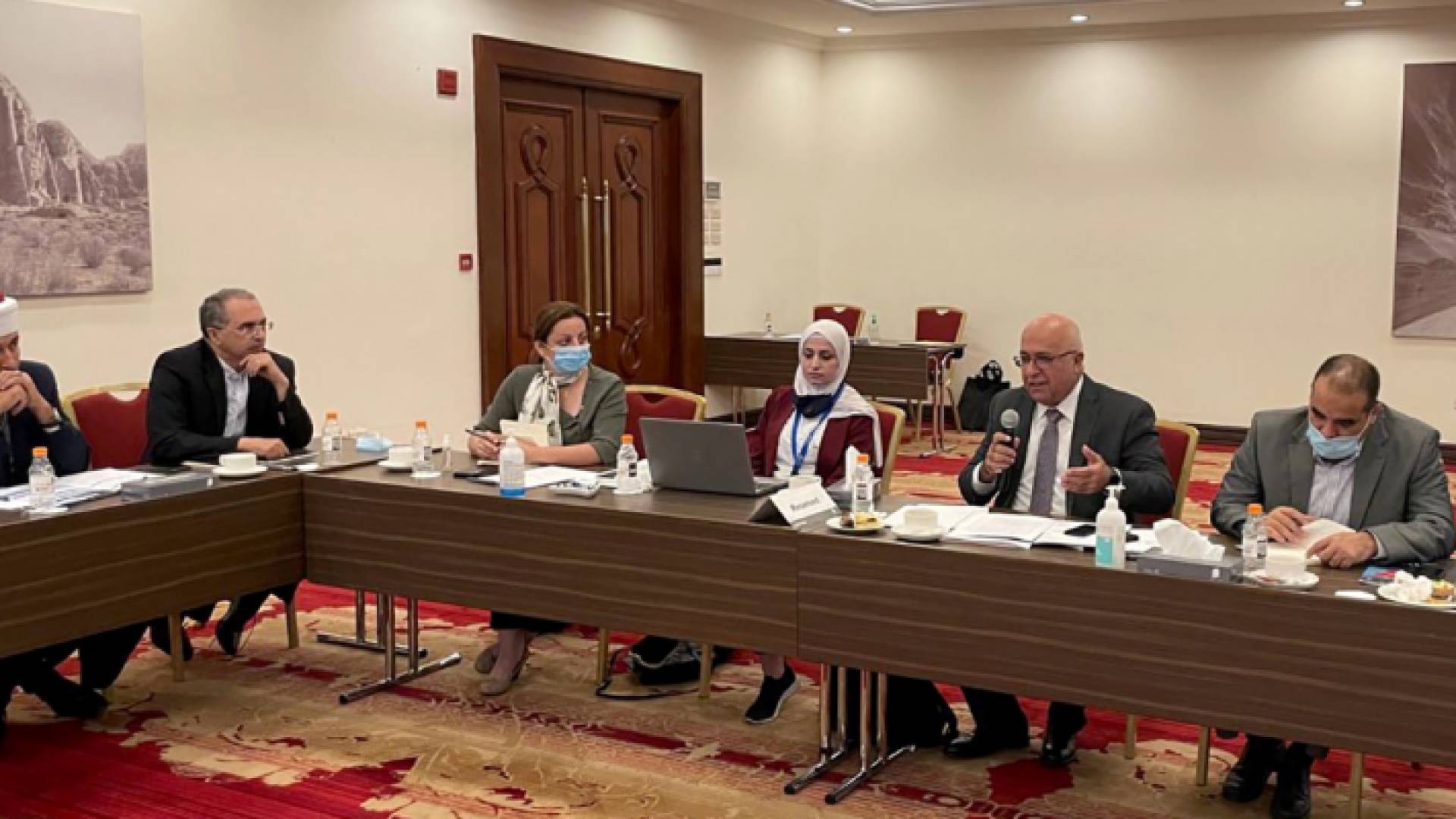 وزير الشؤون السياسية والبرلمانية موسى المعايطة في اجتماع اللجنة التوجيهية لمراجعة تقرير عدالة النوع الاجتماعي والقانون في الأردن