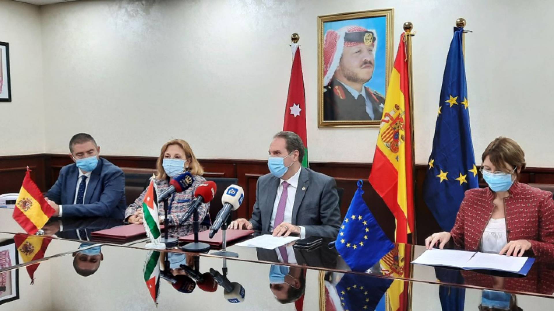 جانب من توقيع الخطاب