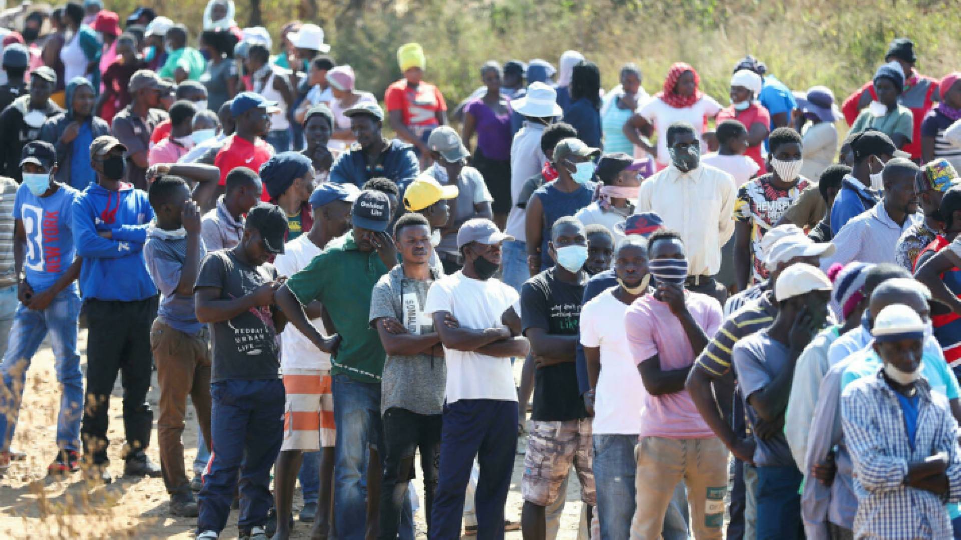 مواطنون جنوب أفريقيون ينتظرون أمام أحد مراكز التطعيم