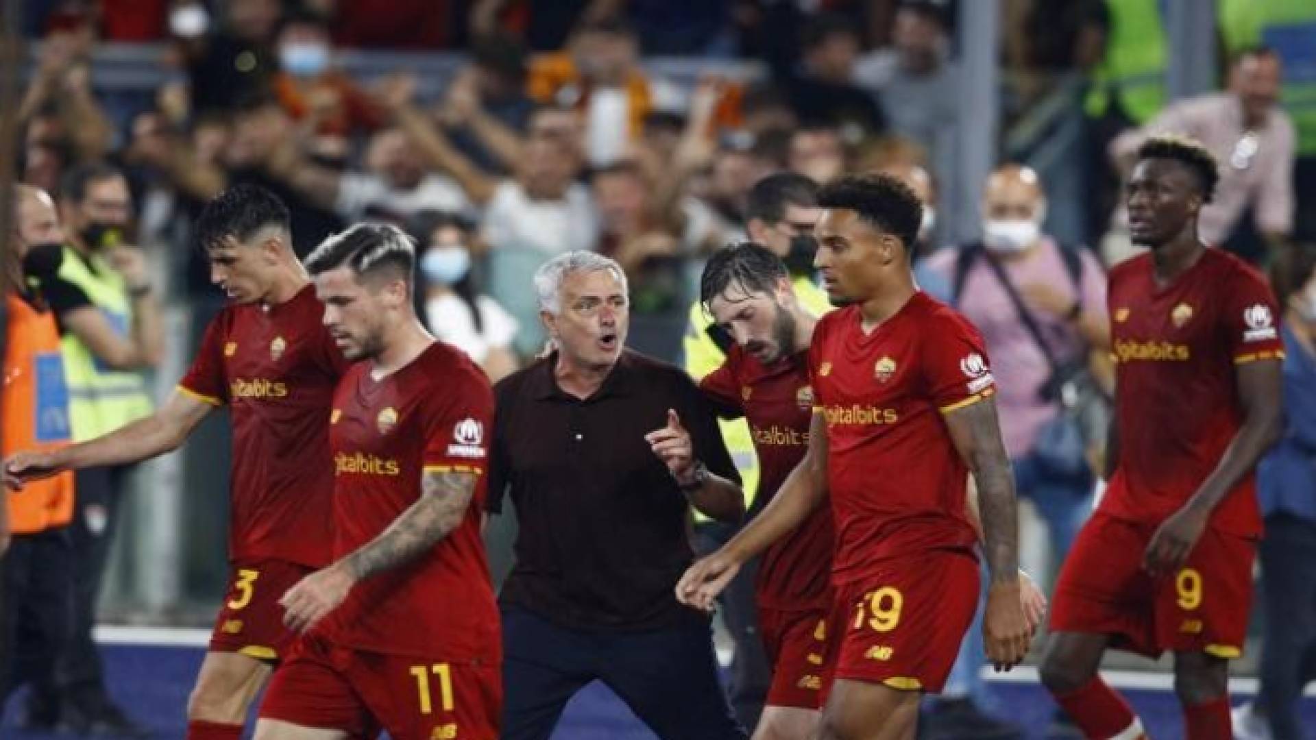 المدير الفني لنادي روما الإيطالي جوزيه مورينيو يتحدث مع لاعبيه