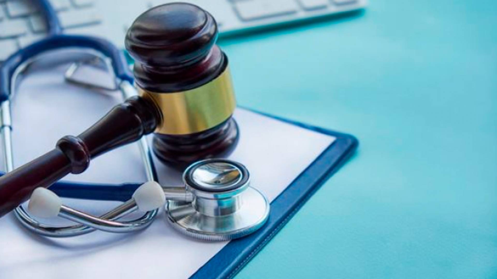 مطرقة المحكمة وسماعة طبيب - تعبيرية