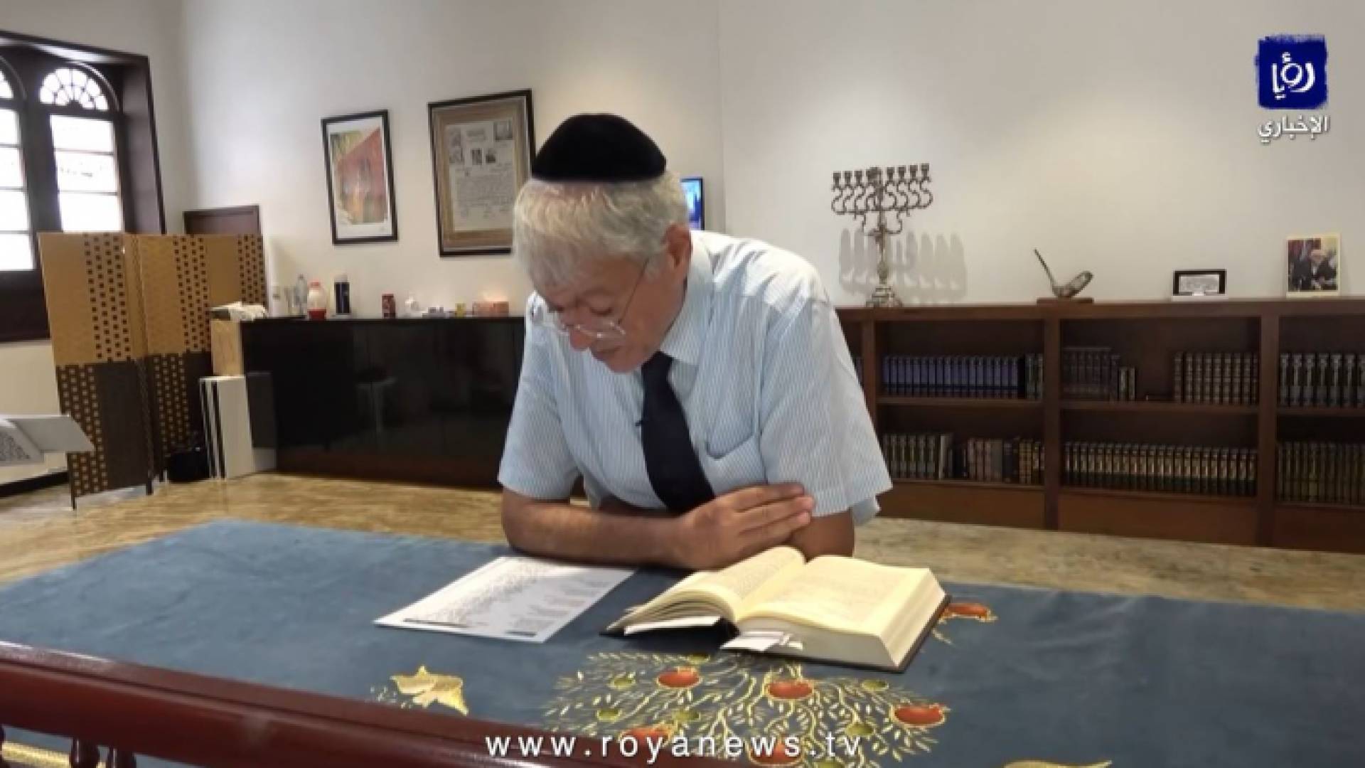 يهود البحرين يخرجون من الظل ويؤدون صلواتهم علنا