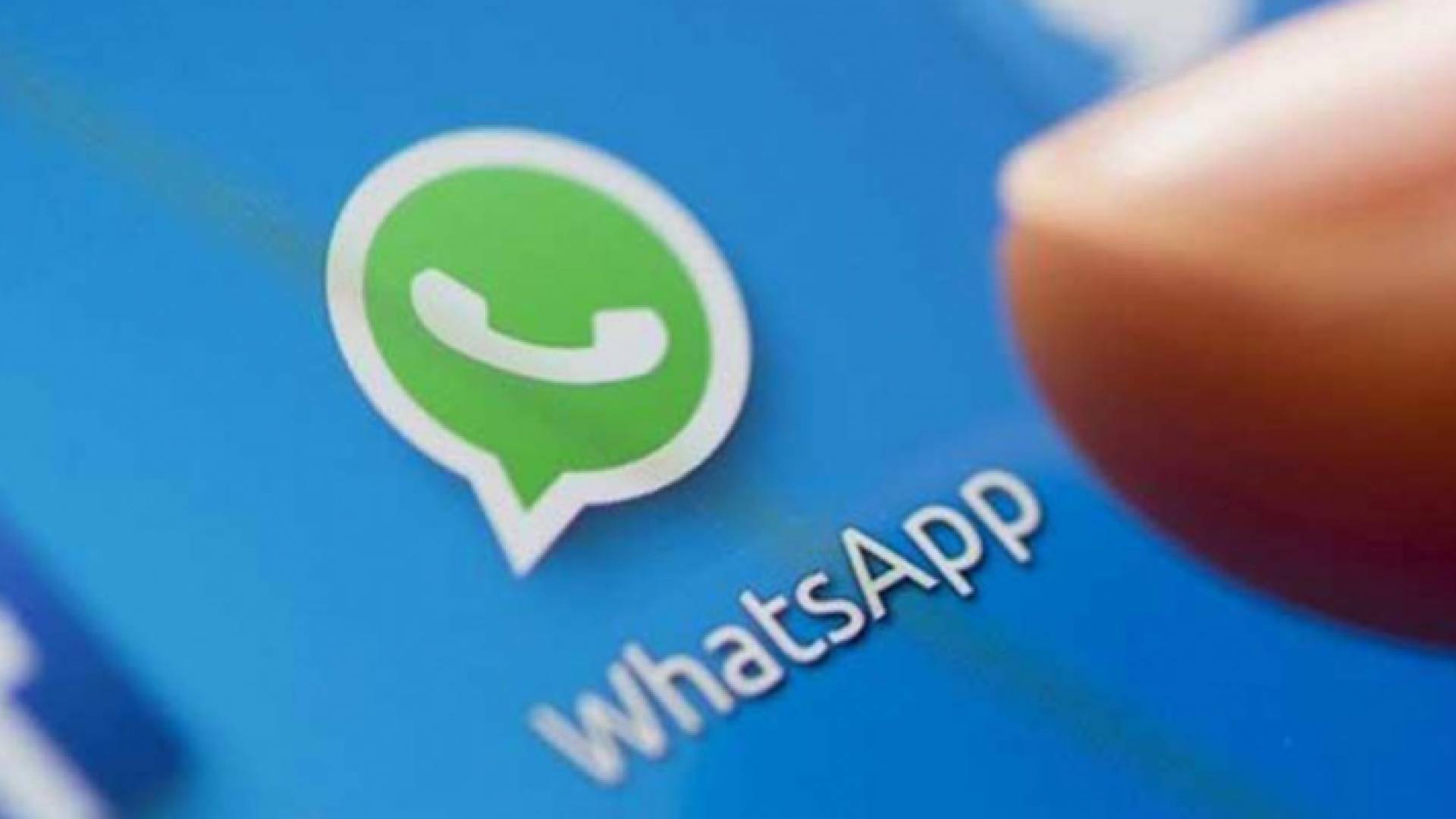 الأكاديمي استخدم تطبيق التراسل "واتس أب" في حديثه مع الطالبات