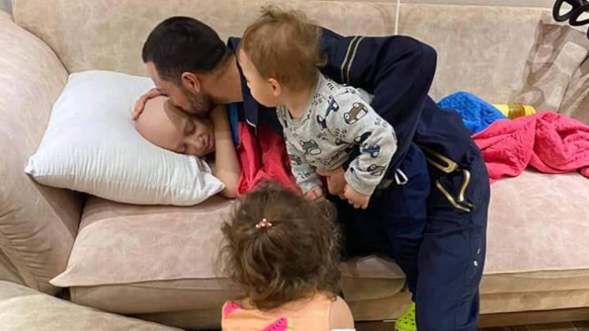 الفلسطيني حجازي القواسمي يودع ابنه المصاب بالسرطان قبل اعتقاله