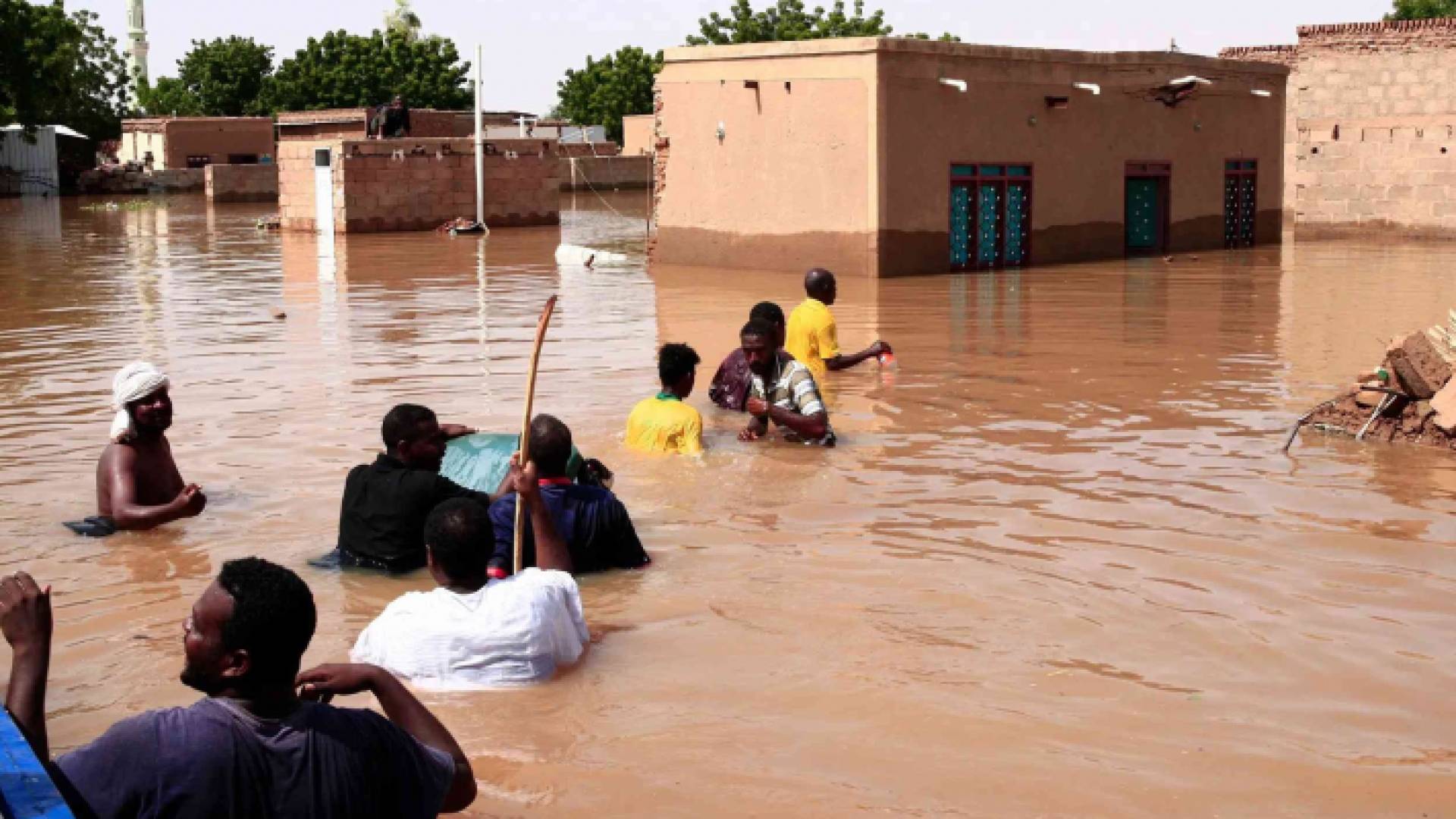 أكثر من 100 ألف شخص تضرروا من هذه الأمطار الغزيرة والفيضانات