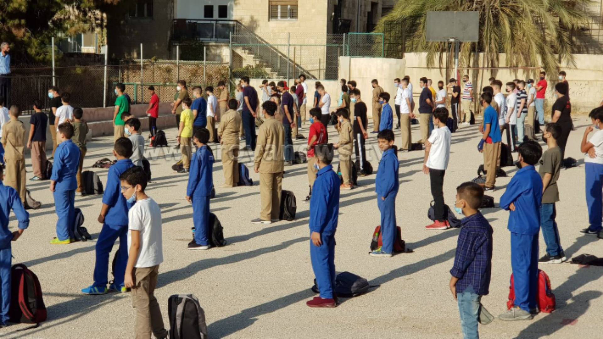 طلبة في إحدى المدارس خلال مشاركتهم بالطابور الصباحي - ارشيفية