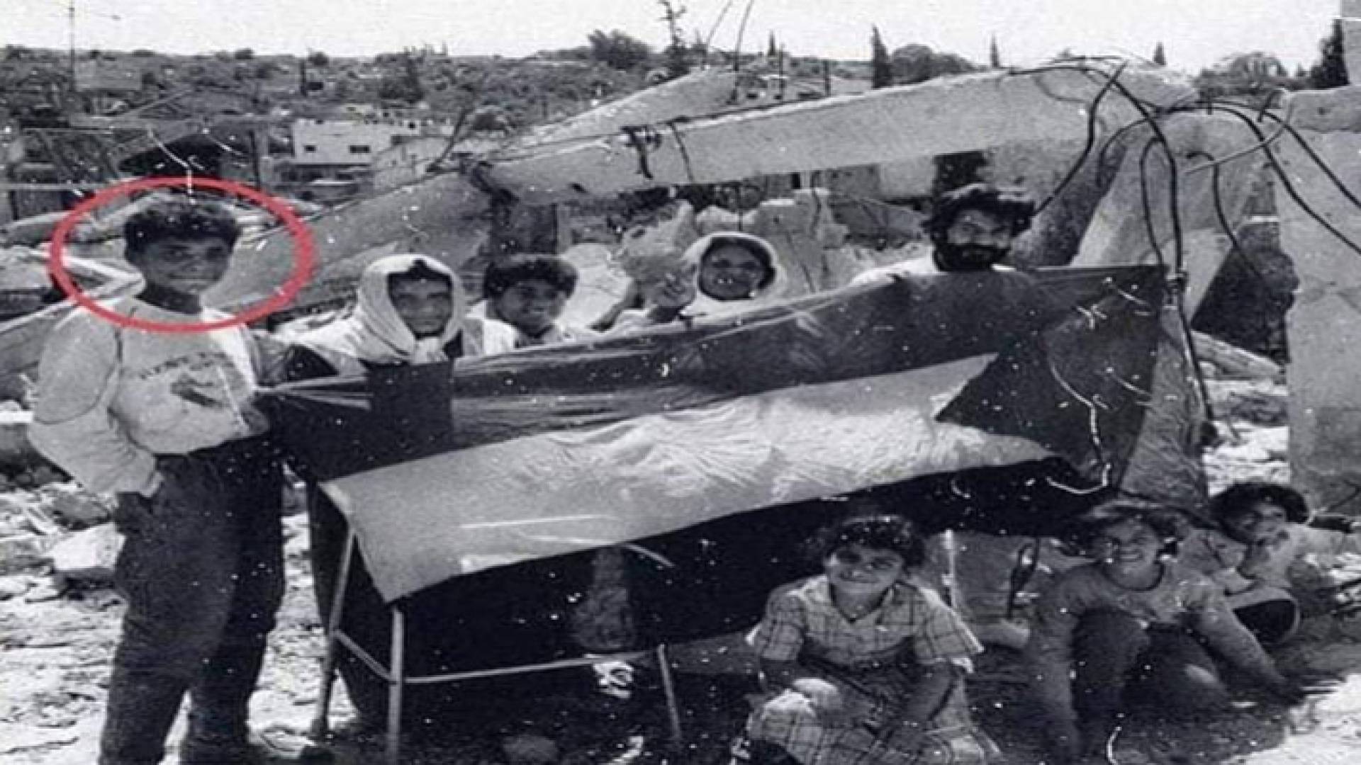 زكريا الزبيدي وأسرته أمام منزلهم الذي هدمه الاحتلال الإسرائيلي خلال الانتفاضة الفلسطينية الأولى عام 1989