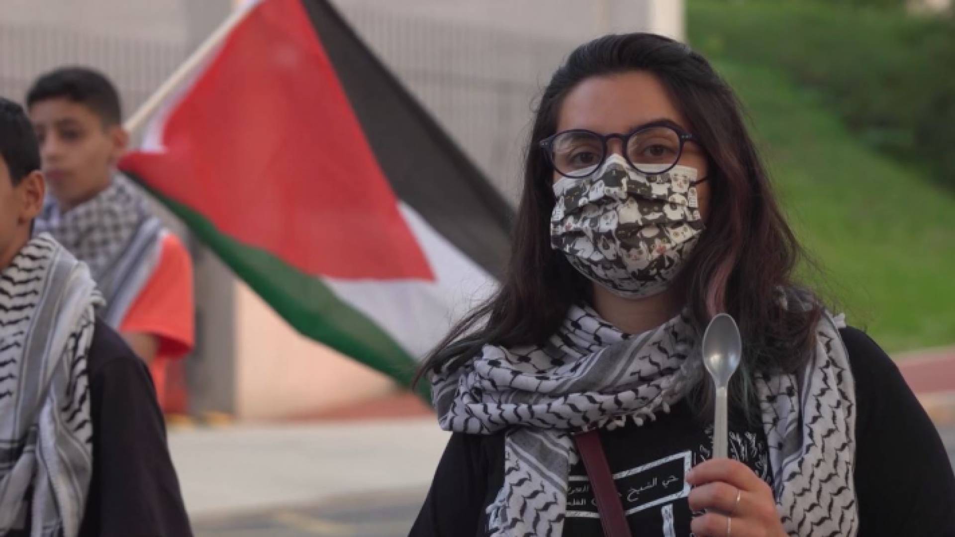 بالملاعق.. الجالية العربية تتضامن مع المعتقلين الفلسطينيين في واشنطن