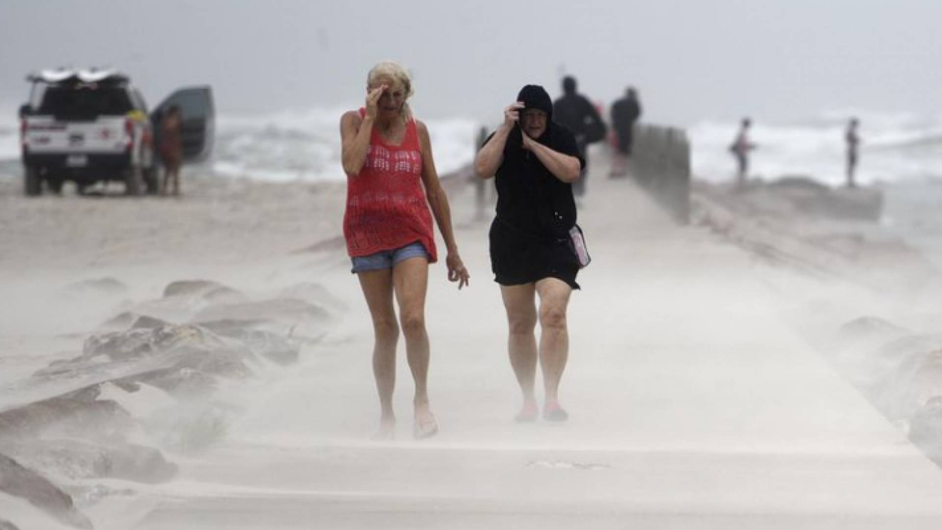 لحظة دخول الإعصار نيكولاس