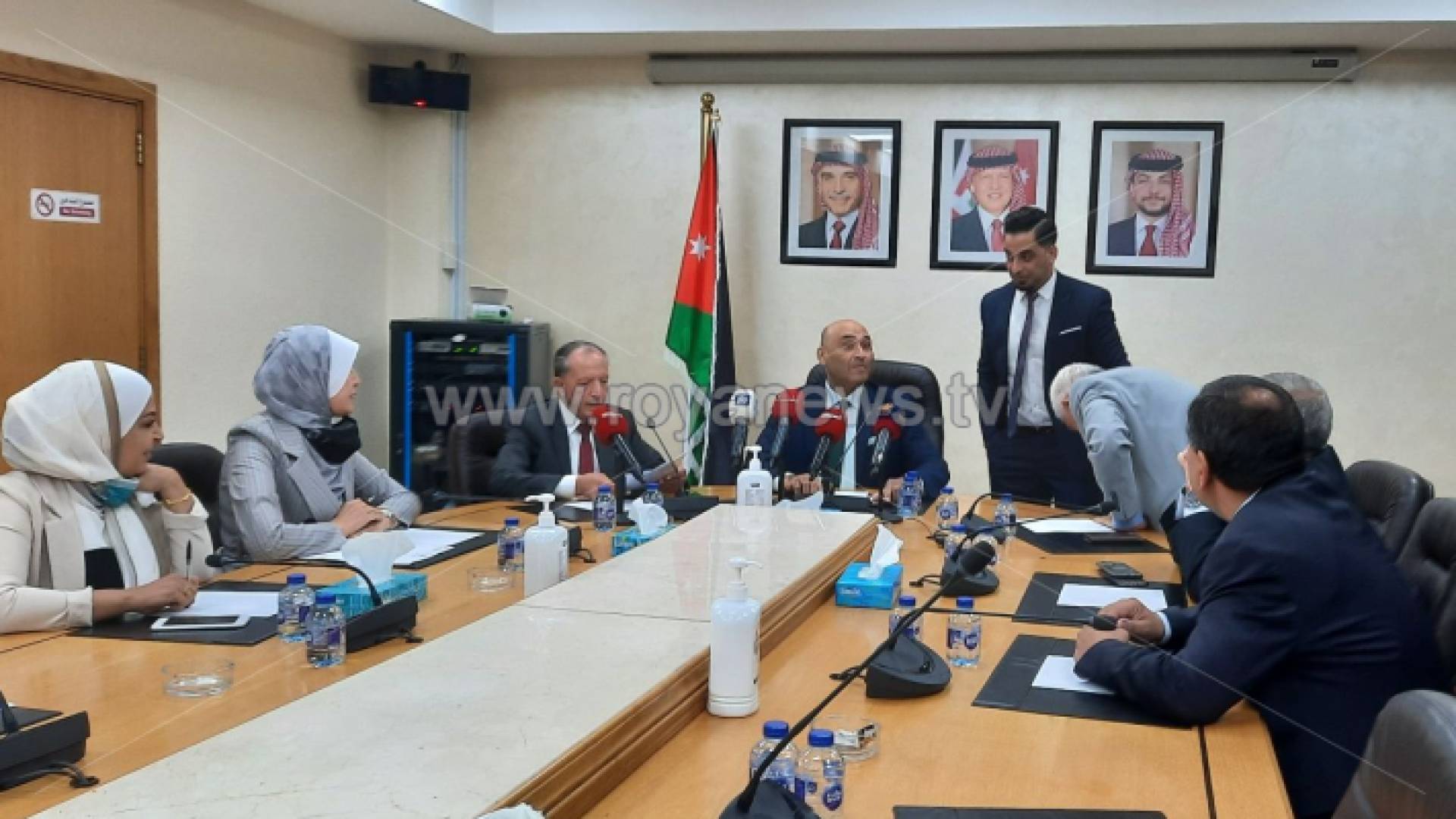 قبل بدء اجتماع اللجنة