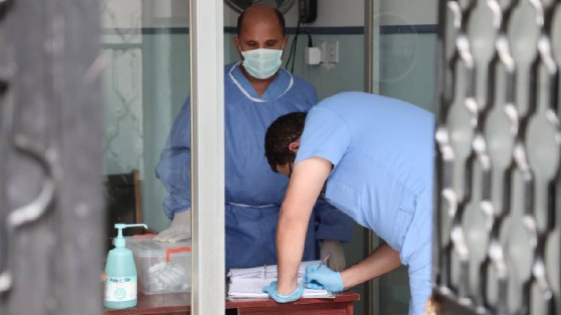 عضو فريق تقصي وبائي يدون ملاحظات