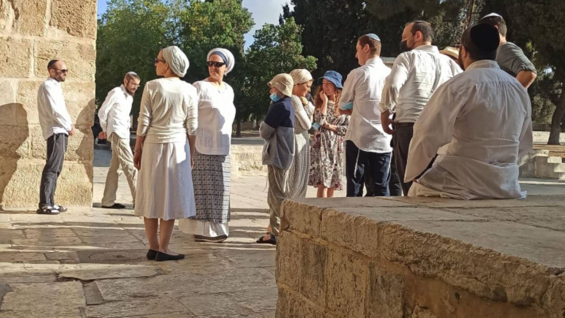 عشرات المستوطنين يقتحمون الأقصى بحراسة شرطة الاحتلال