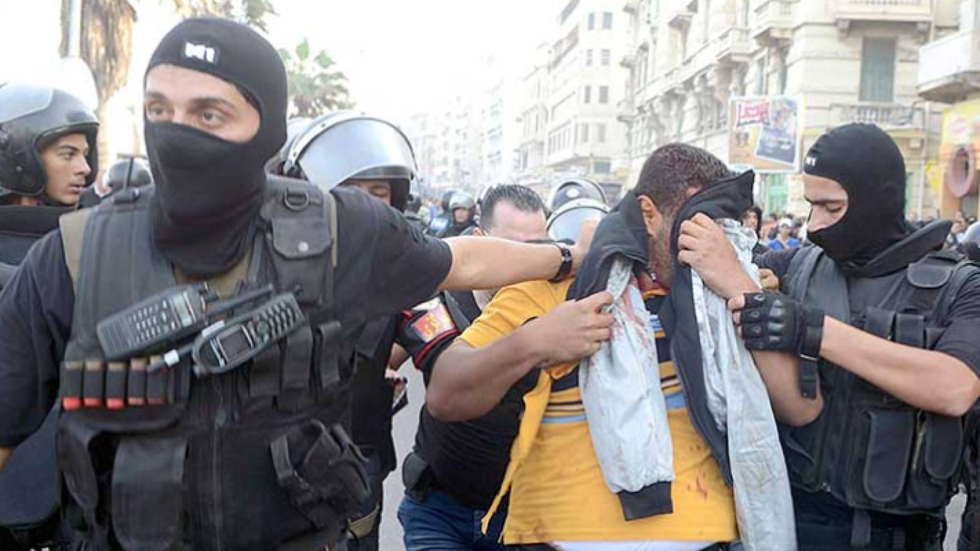 الأمن المصري يعتقل أحد المتظاهرين