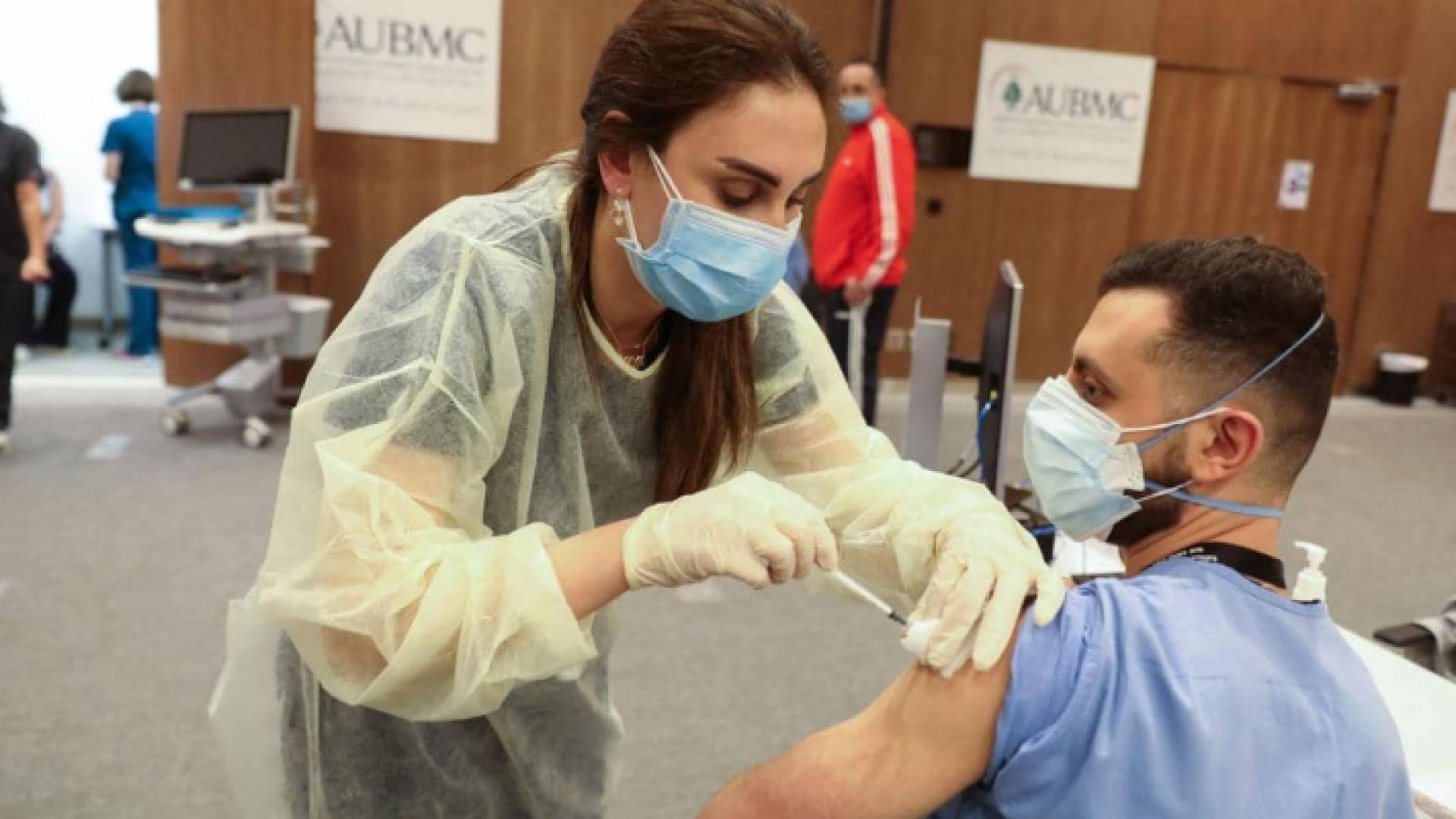 شخص يتلقى جرعة من لقاح كورونا - ارشيفية