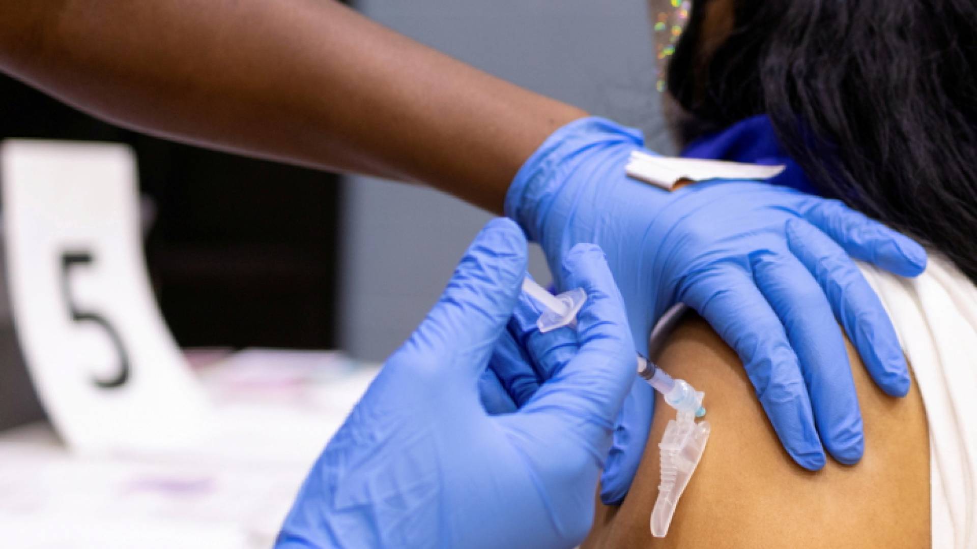 استمرار حملة التطعيم ضد كورونا في العالم