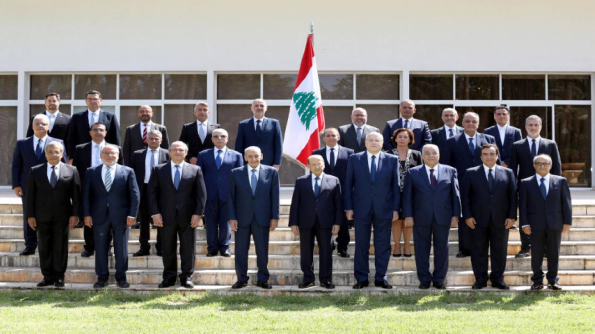 الحكومة اللبنانية الجديدة مع رئيس مجلس النواب ورئيس الجمهورية في قصر بعبدا