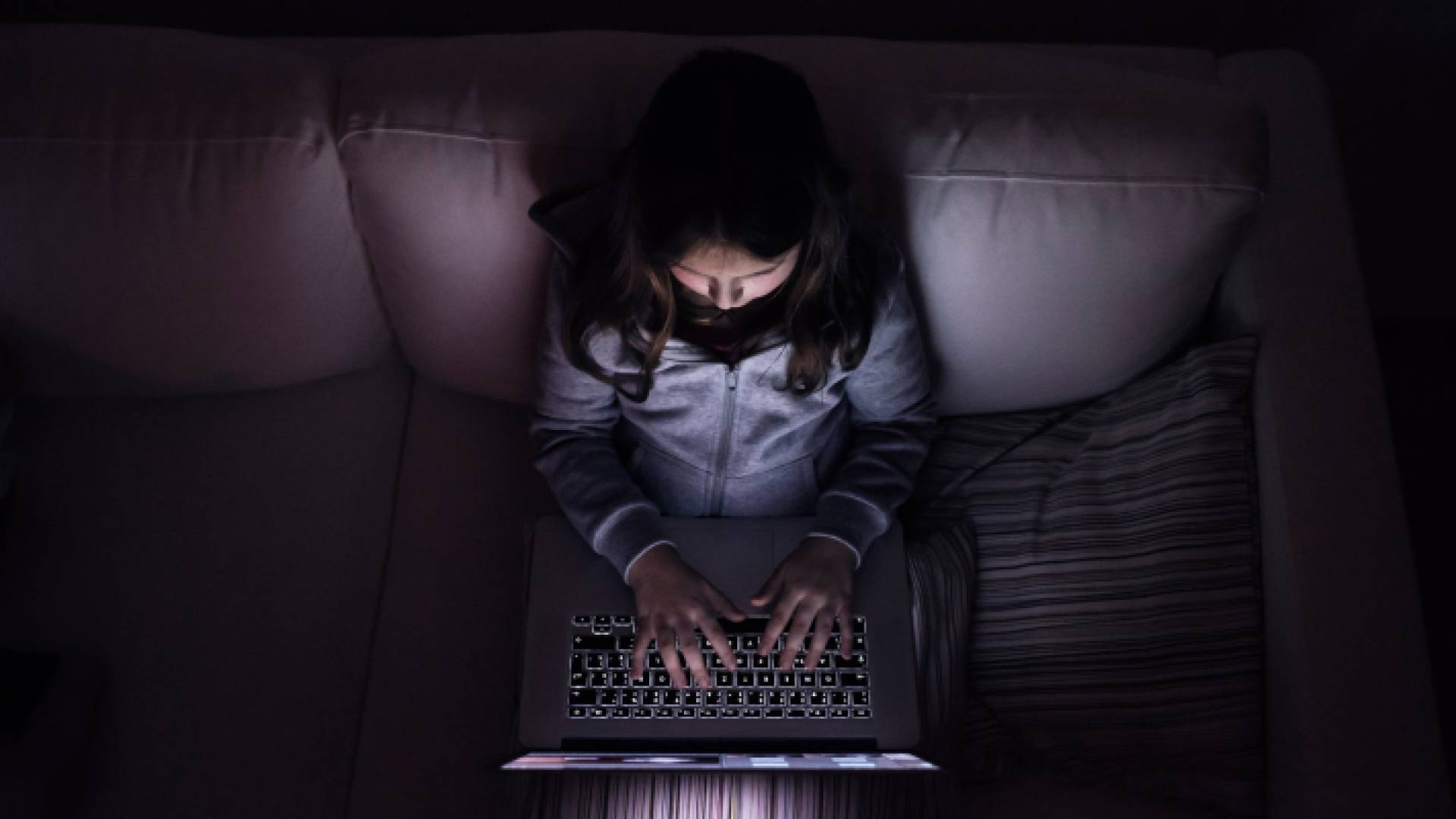 طفلة تستخدم كمبيوتر