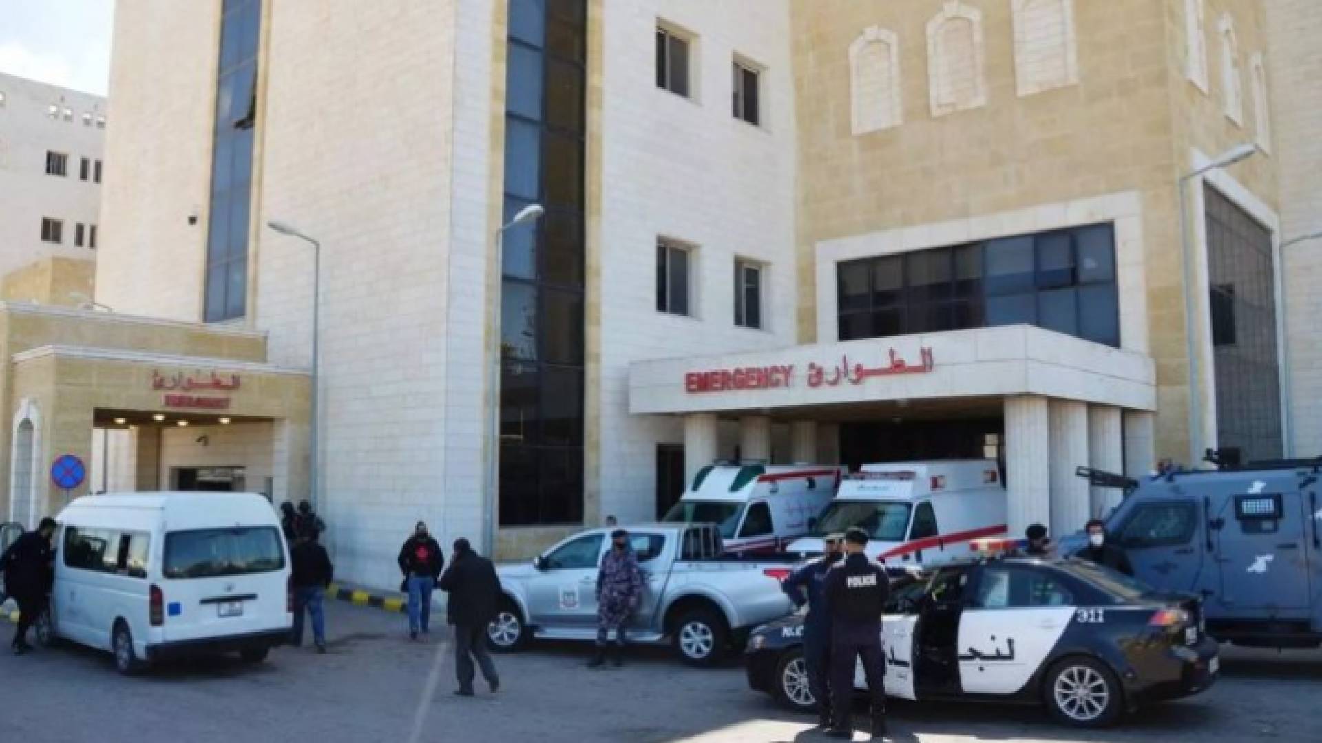 من أمام قسم الطوارئ في مستشفى الحسين السلط الجديد