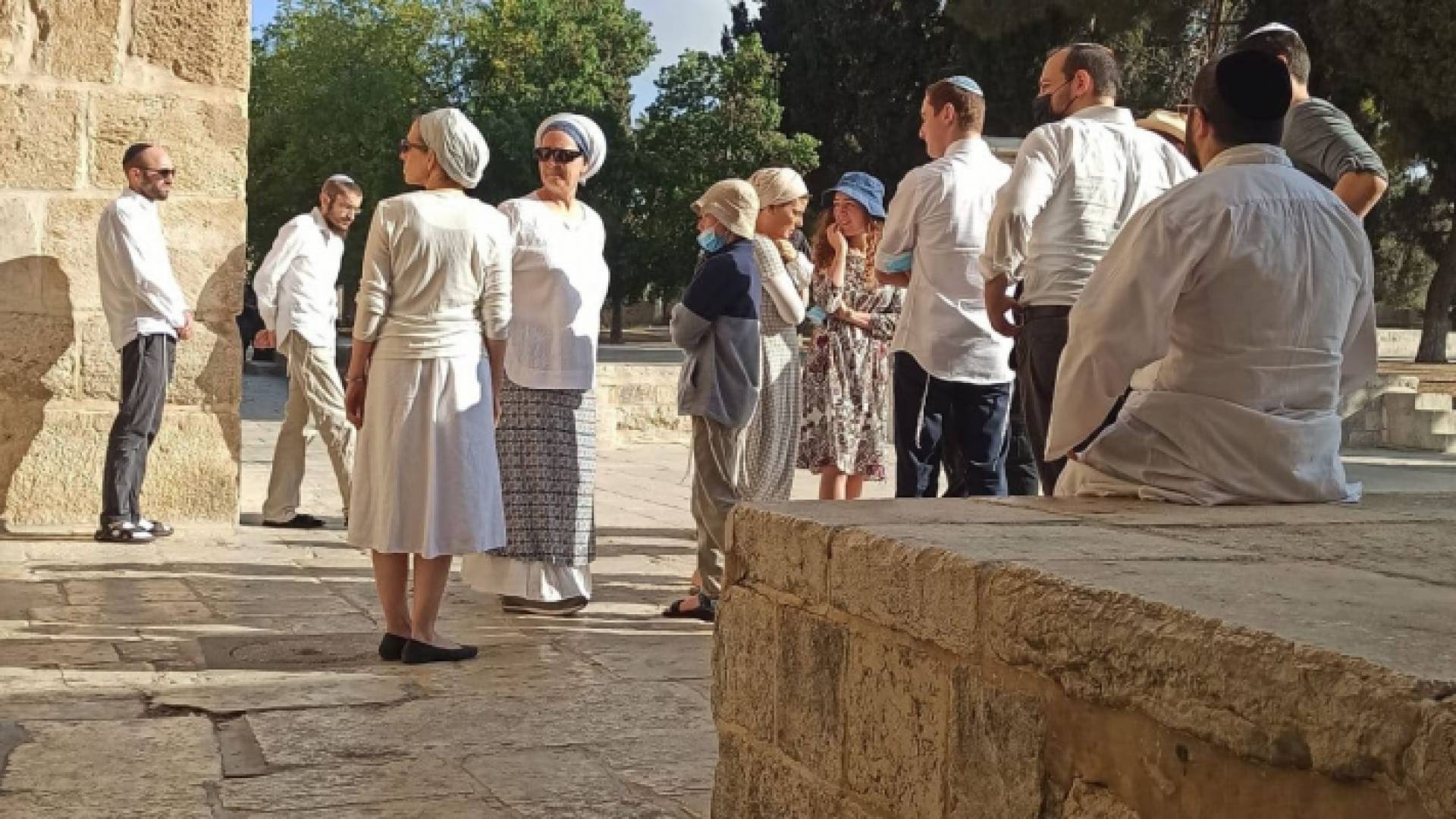 عشرات المستوطنين يقتحمون الأقصى بحراسة شرطة الاحتلال