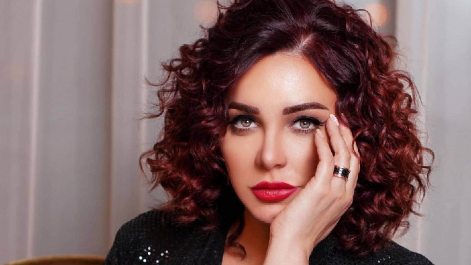 الفنانة السورية الشهيرة سلاف فواخرجي