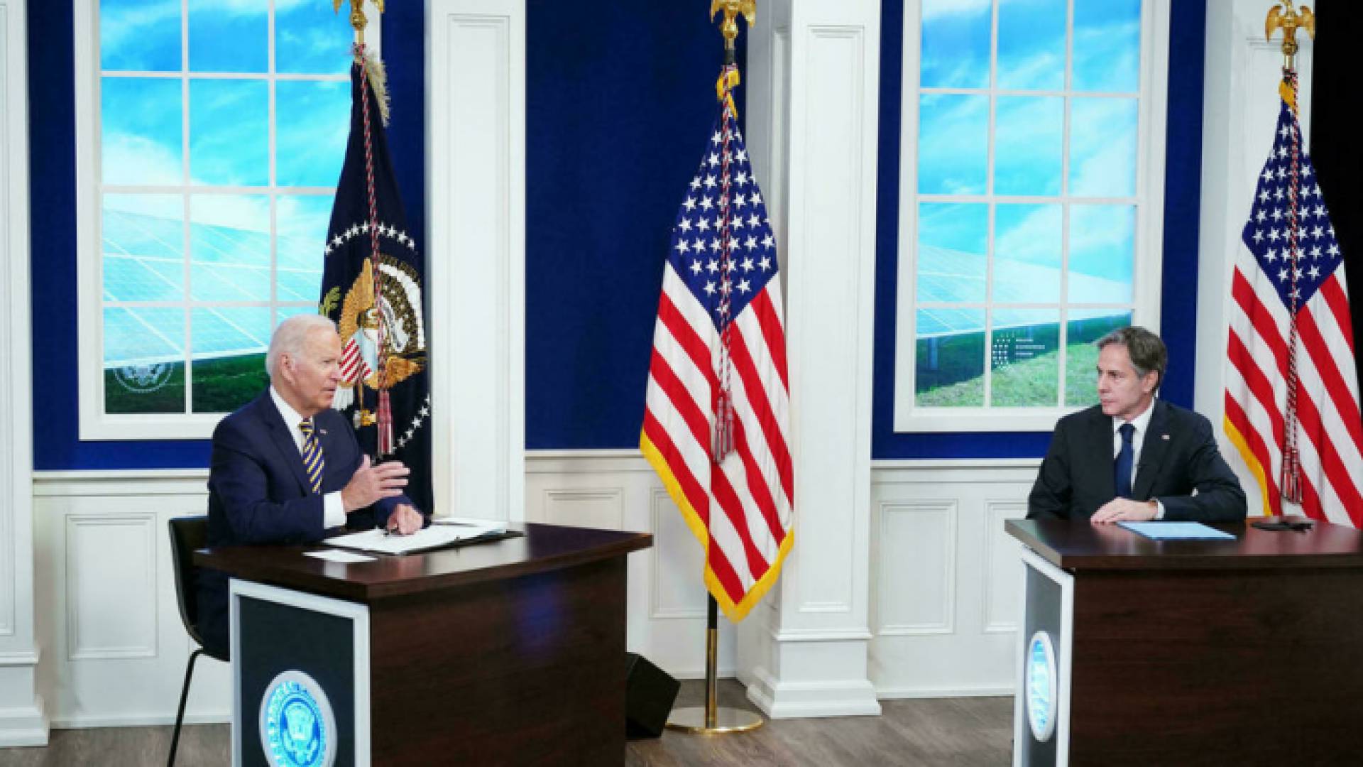 رئيس الولايات المتحدة جو بايدن ووزير خارجيته أنتوني بلينكن من اليسار إلى اليمين