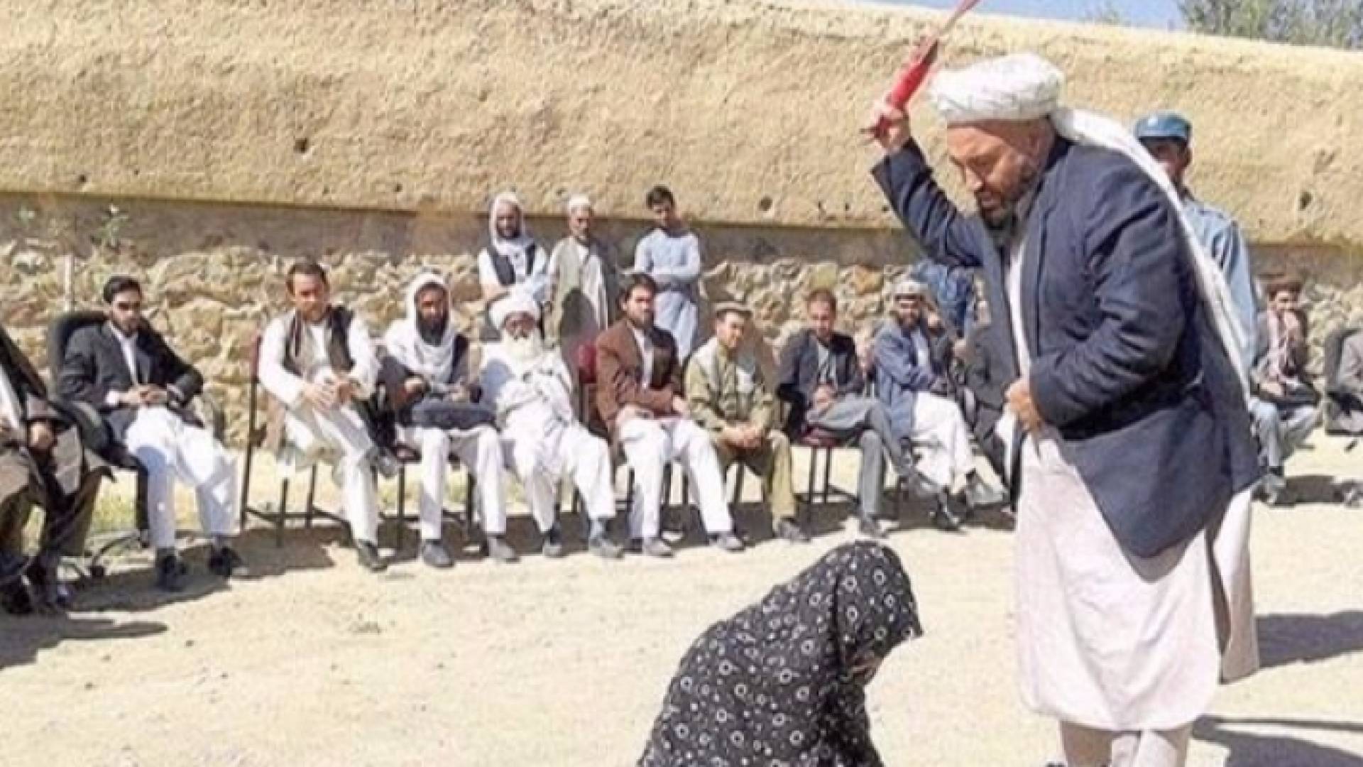 عناصر من حركة طالبان يعاقبون امرأة بالجلد في أواخر العام 2018 لحضورها حفلا موسيقيا