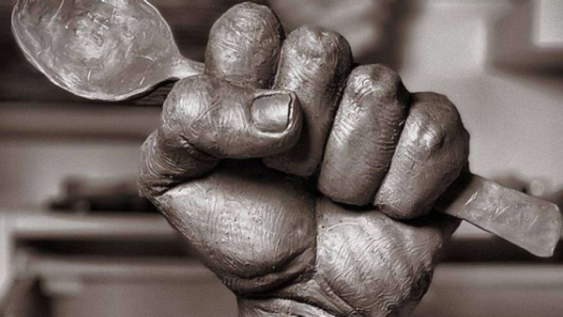 تحوّلت فجأة الملعقة إلى رمز بطولي