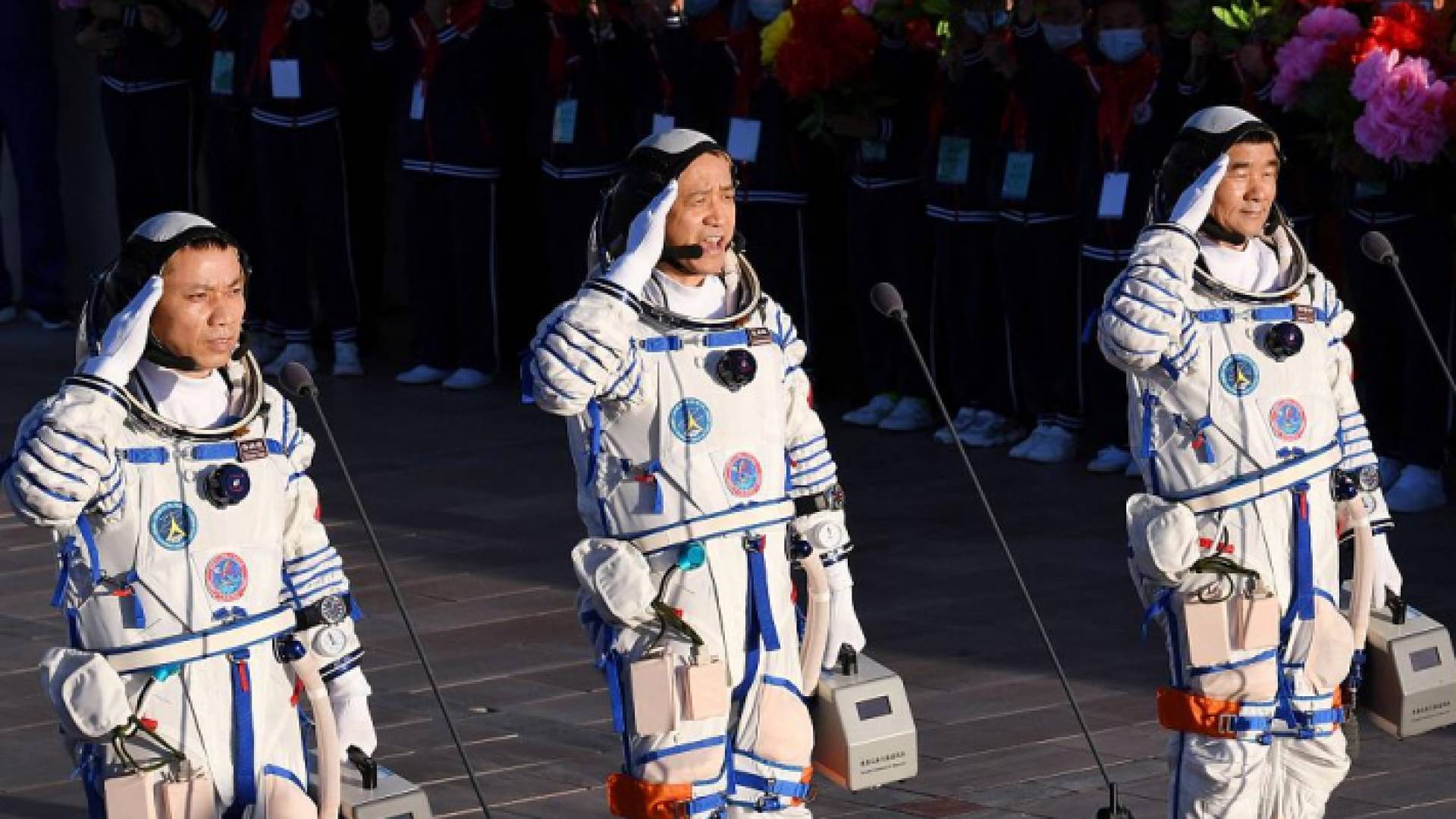 عودة أول قاطني محطة الفضاء الصينية إلى الأرض