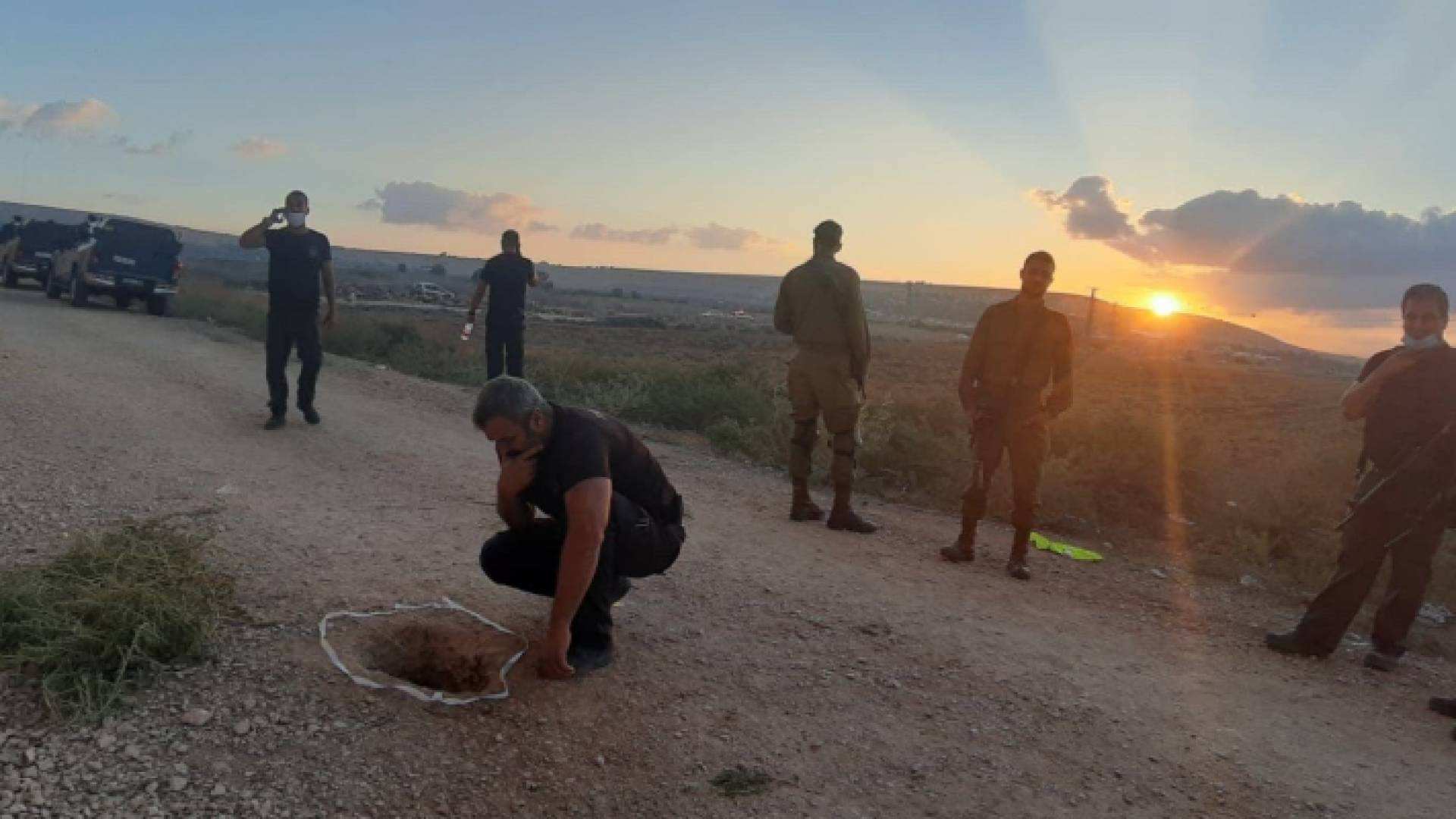 الحفرة التي تمكن 6 من الأسرى الفلسطينيين الهروب منها في سجن جلبوع