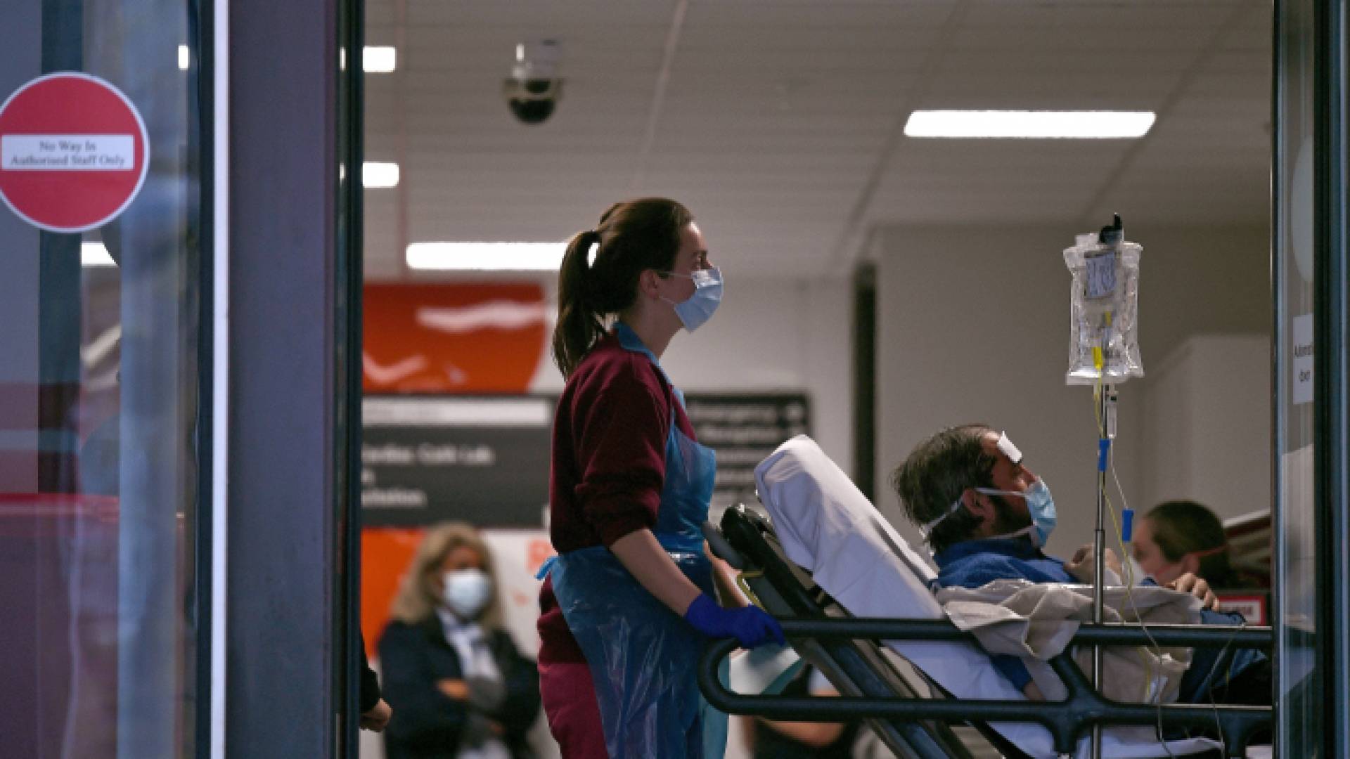 من أمام أحد المستشفيات في بريطانيا