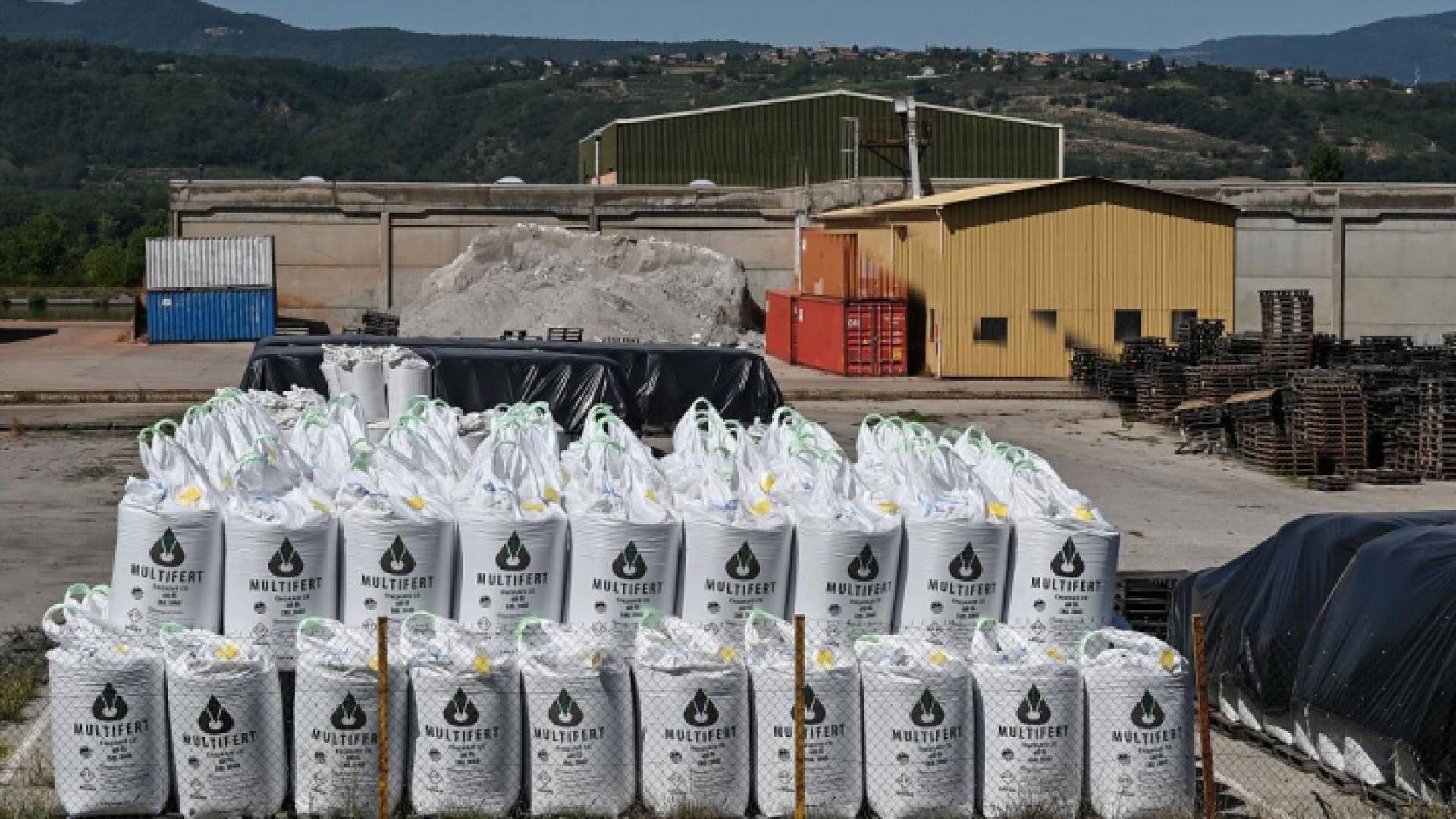 تم ضبط نيترات الأمونيوم أولا داخل مستودع لبيع الاسمدة الزراعية