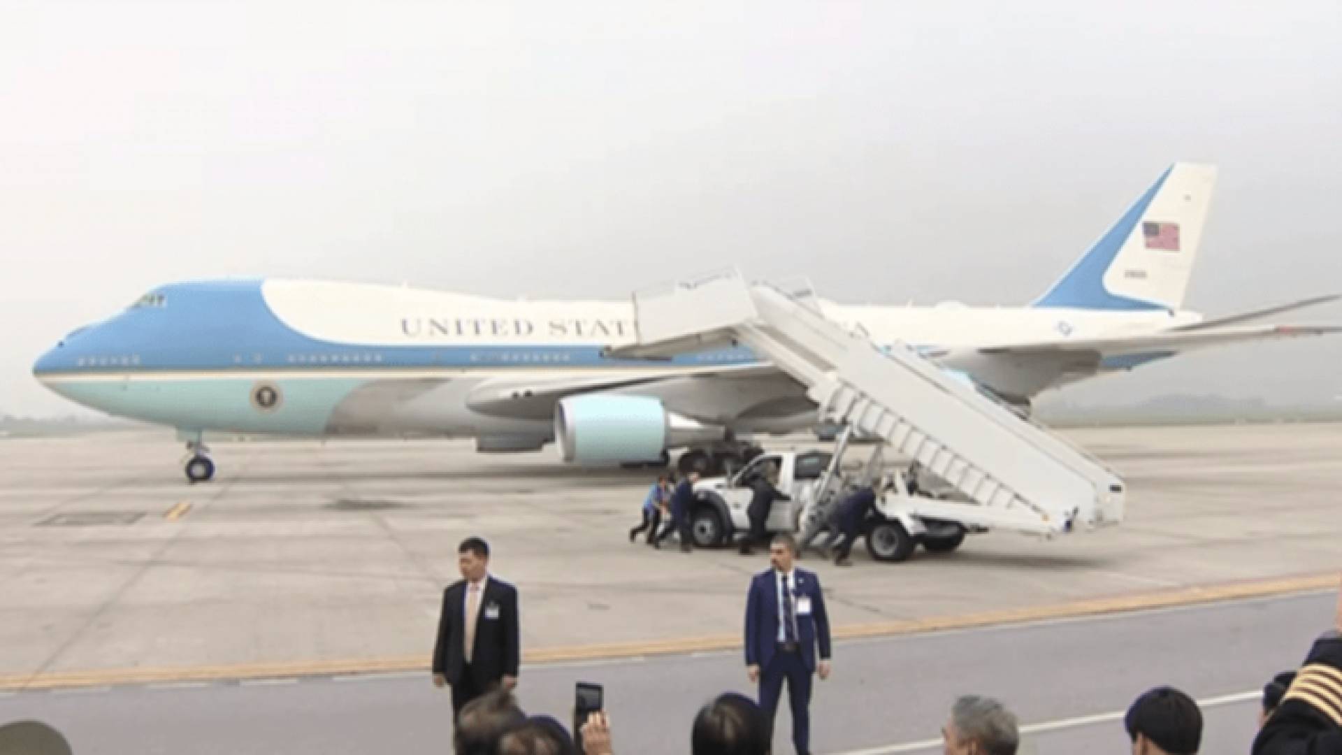 اكتشاف "أمر خطير" داخل طائرة الرئيس الأمريكي الجديدة