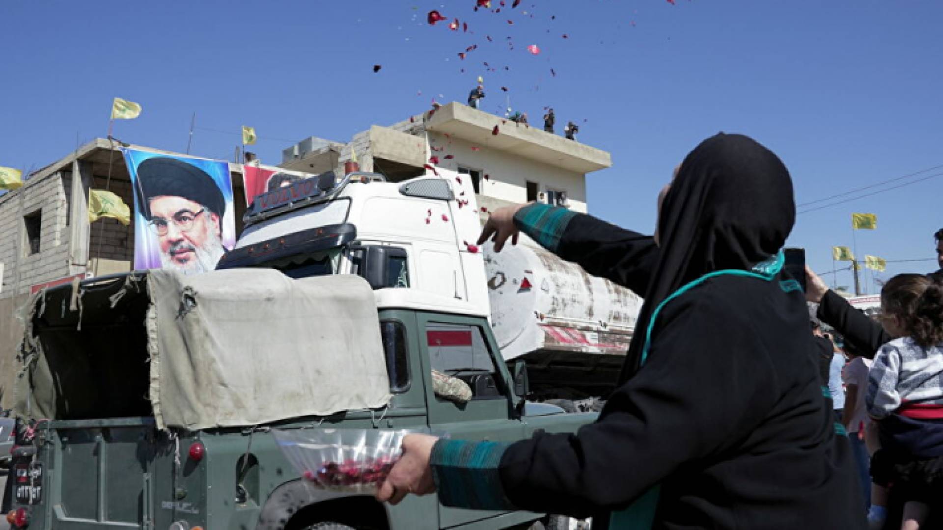 دخلت إلى لبنان الخميس عشرات الصهاريج المحملة بالمازوت الإيراني
