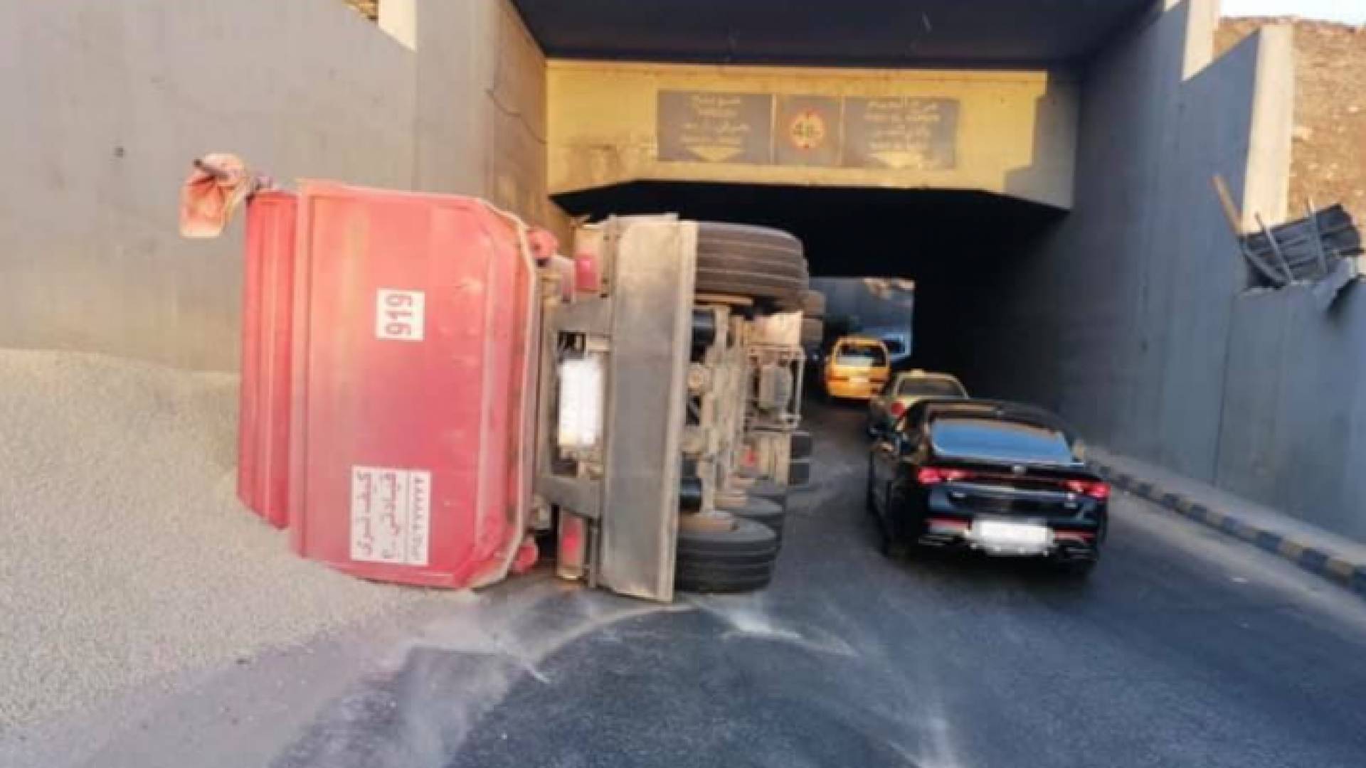 حادث تدهور مركبة شحن داخل نفق الملتقى باتجاه الدوار الثامن