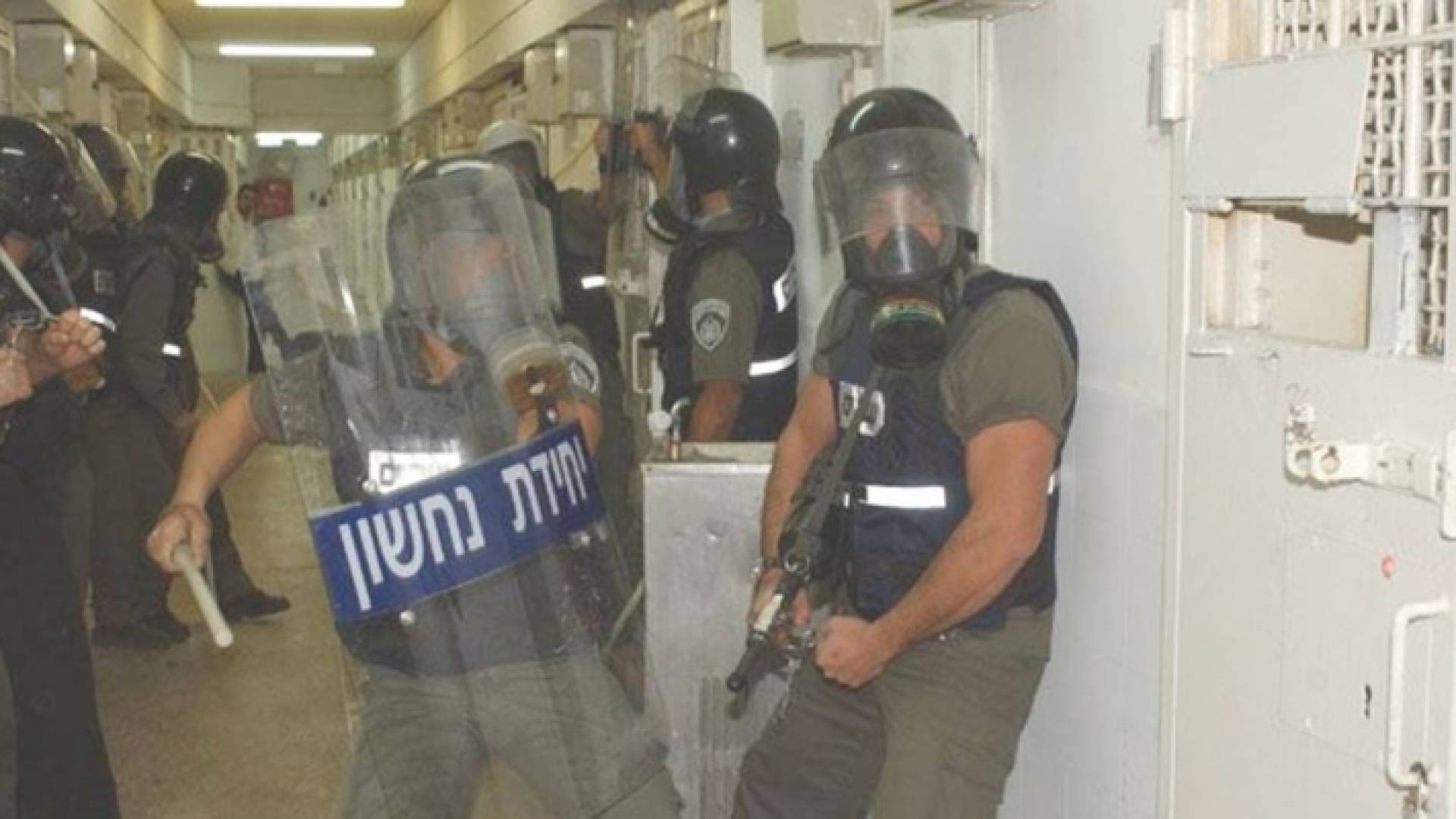 إدارة معتقل "عسقلان" تماطل في تقديم العلاج اللازم والرعاية الطبية للأسرى المرضى