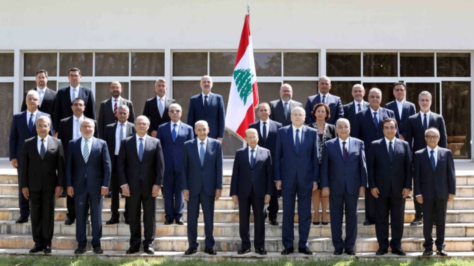 الصورة التذكارية للحكومة الجديدة بمشاركة الرؤساء الثلاثة في قصر بعبدا