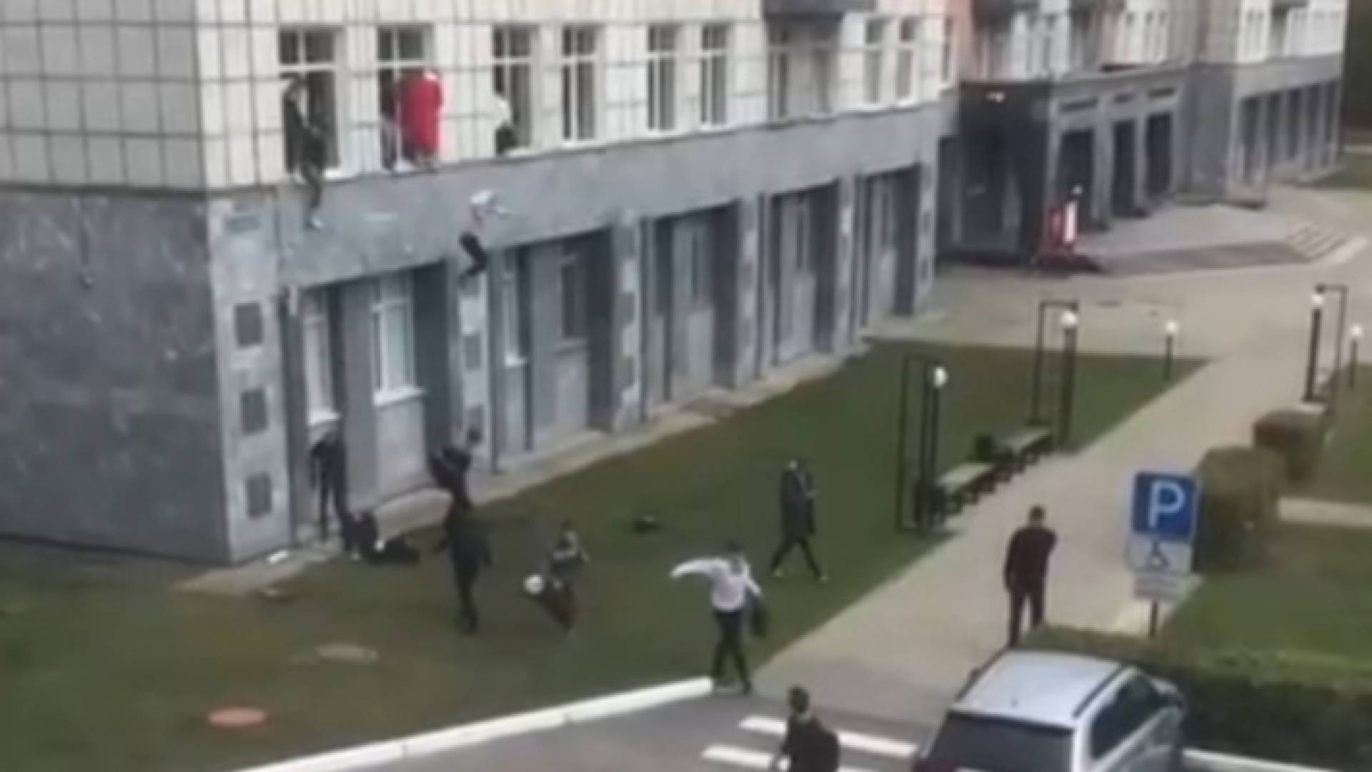 صورة من كاميرات المراقبة التي رصدت لحظة هروب من كانوا في الجامعة خلال إطلاق النار