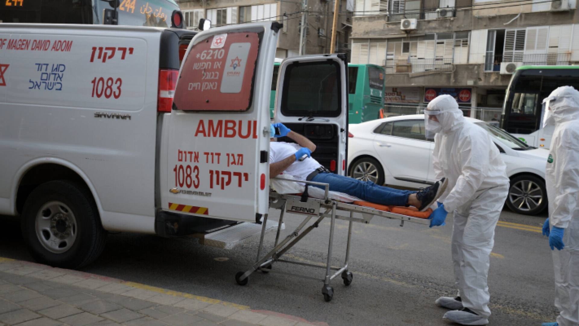 خلال نقل أحد المصابين بفيروس كورونا لدى الاحتلال الإسرائيلي