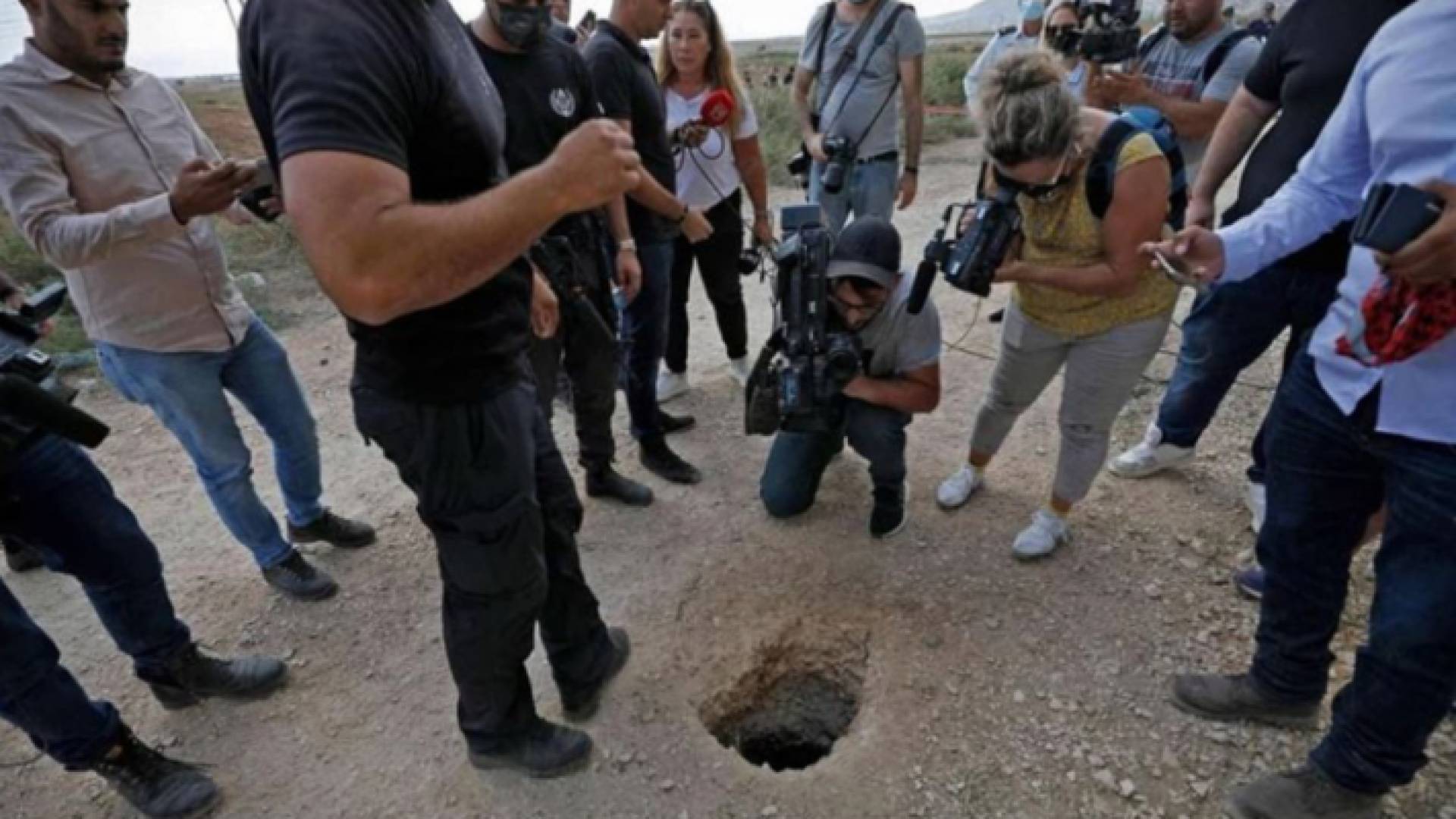 فتحة النفق التي خرج الأسرى الستة عبرها من سجن جلبوع