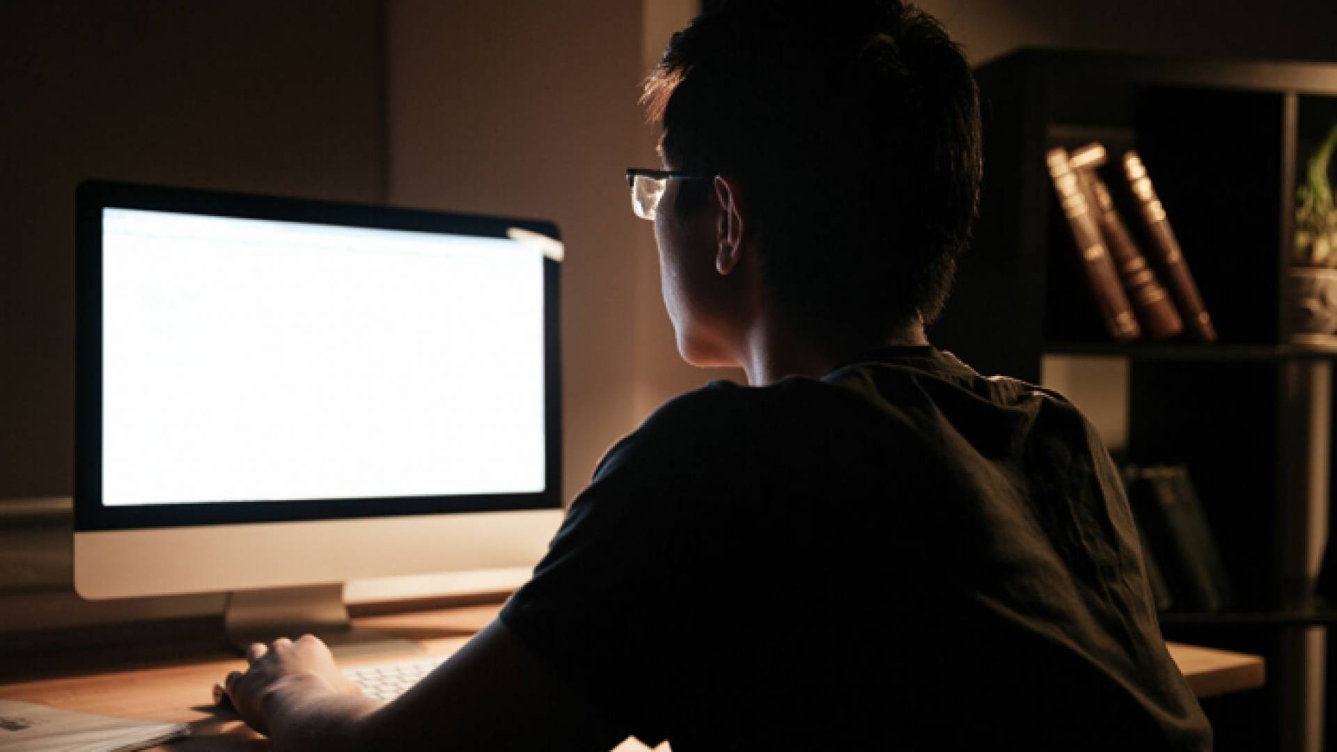 مراهق يستخدم الإنترنت