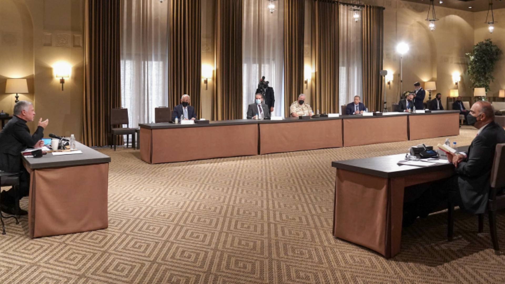 الملك خلال اجتماعه مع ممثلي القطاع الصحي