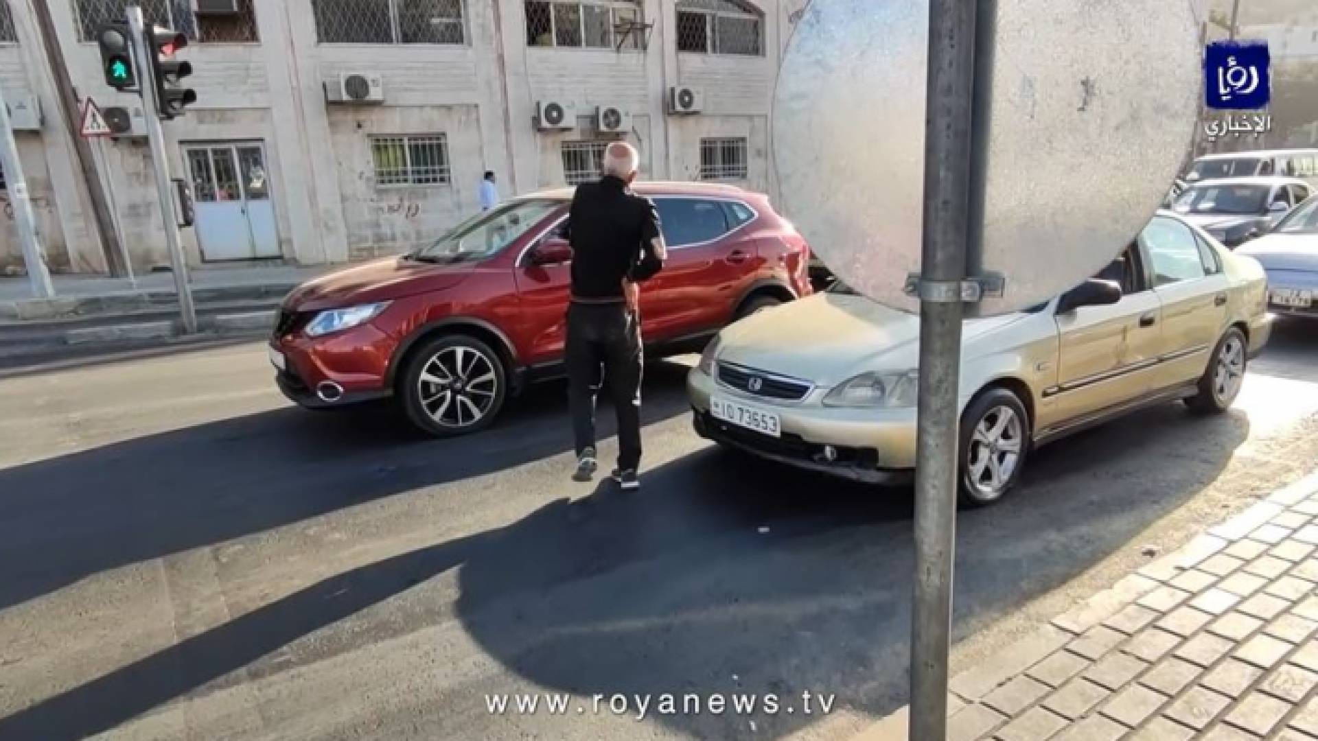 الشخص الذي يدعي الإعاقة ويمتهن مهنة التسول على الإشارات في العاصمة عمان