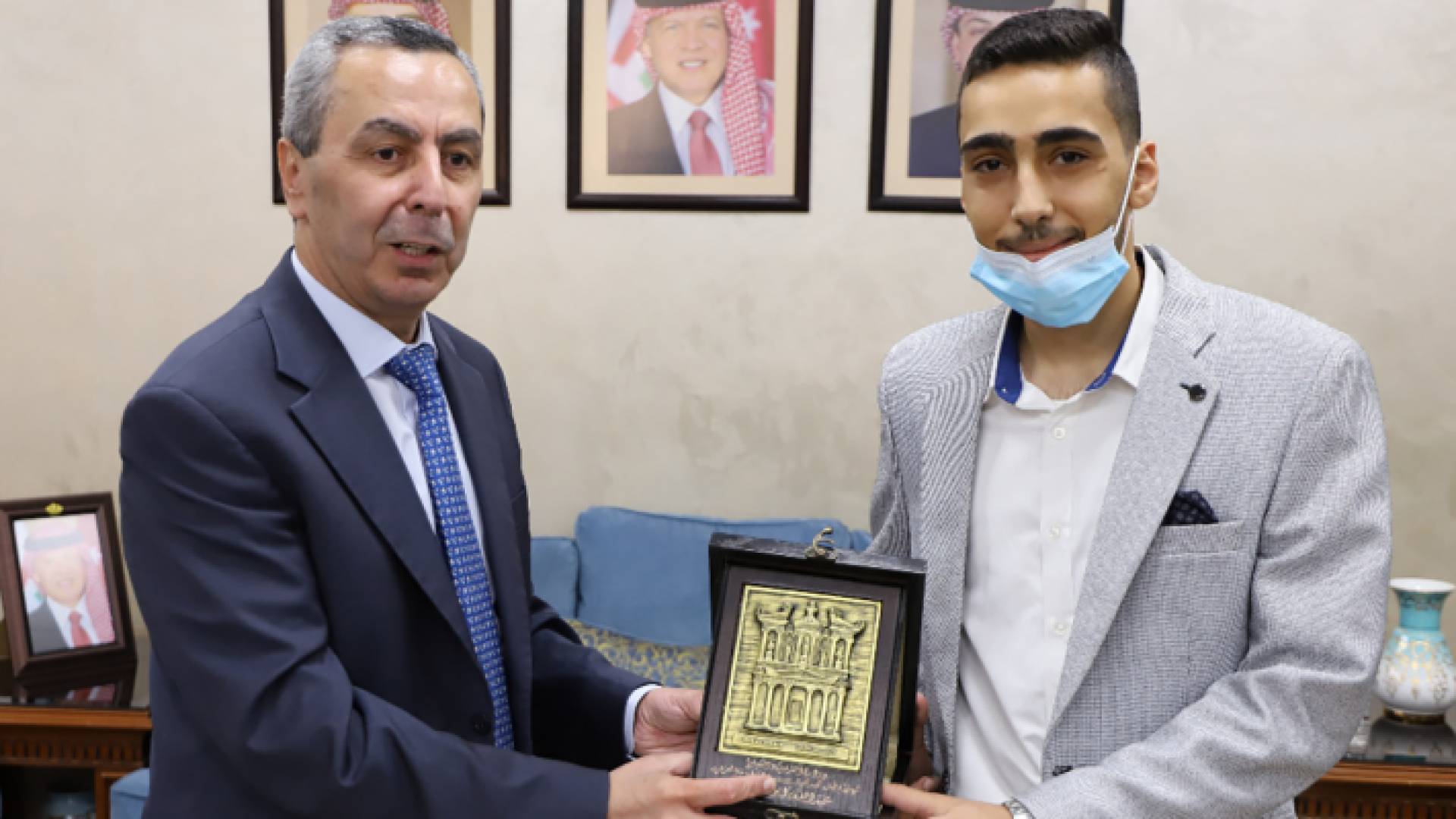 وزير التربية يكرم الطالب الفائز بلقب بطل تحدي القراءة العربي