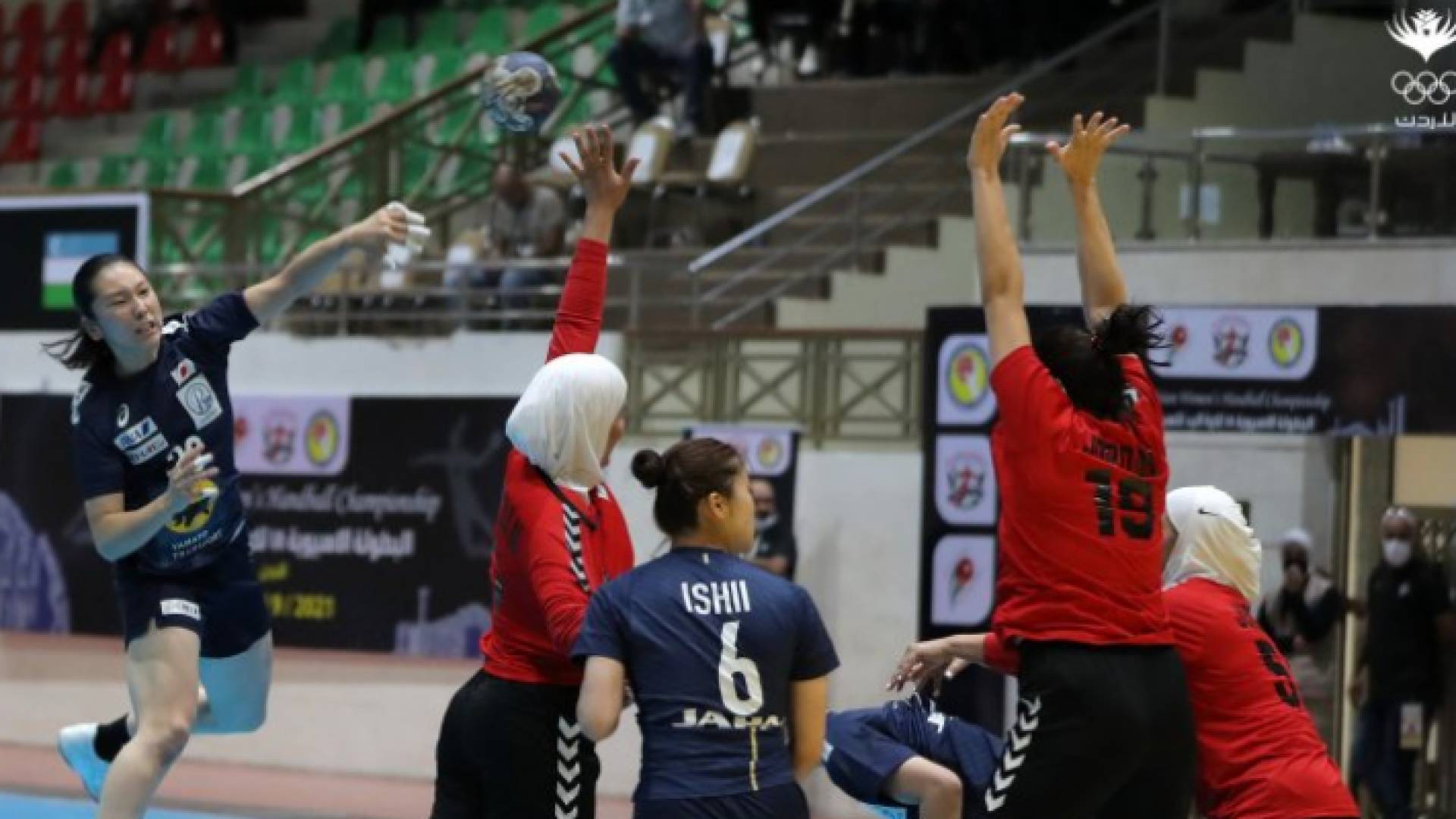 لاعبات منتخب السيدات يتصدين لهجمة يابانية في البطولة الآسيوية لكرة اليد
