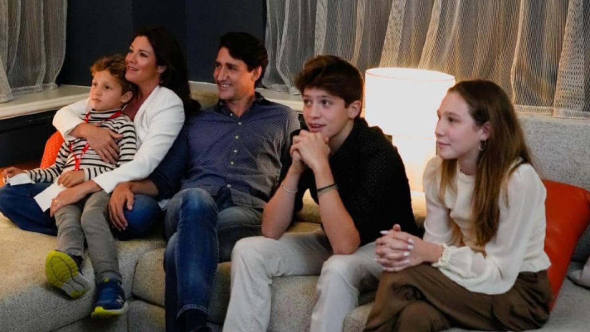 جاستن ترودو يتابع نتائج فرز الأصوات مع أفراد عائلته