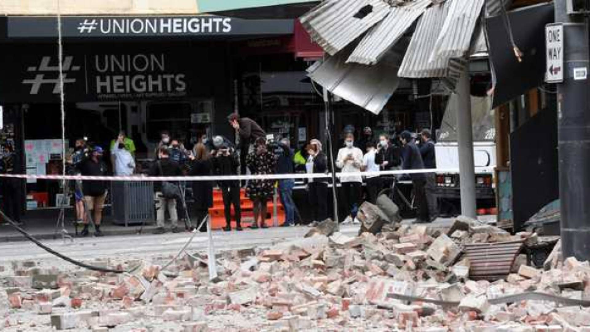 من اثار الدمار الذي خلفه الزلزال