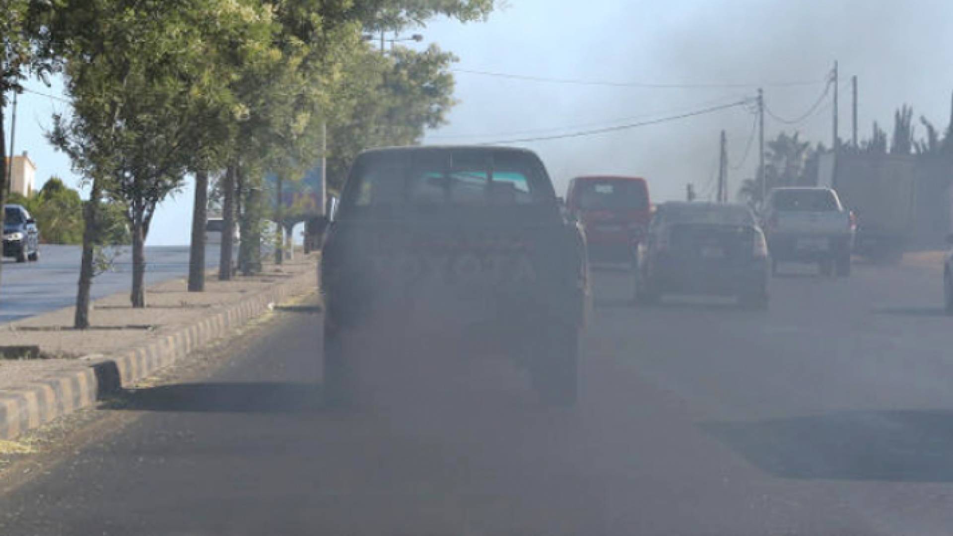 تلوث ناجم عن مركبة ديزل في أحد شوارع العاصمة عمان