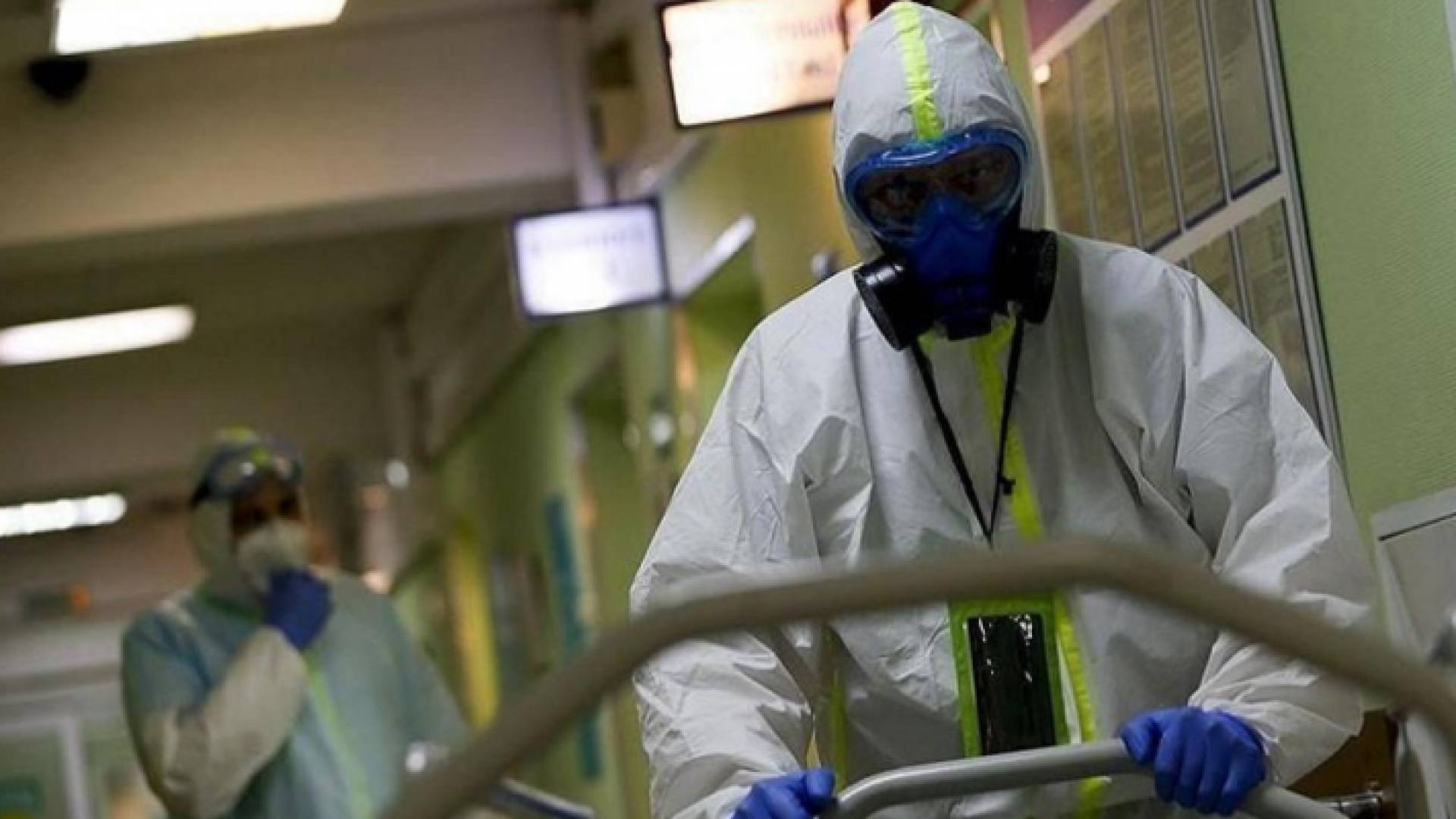 ممرض ينقل أحد المرضى بفيروس كورونا