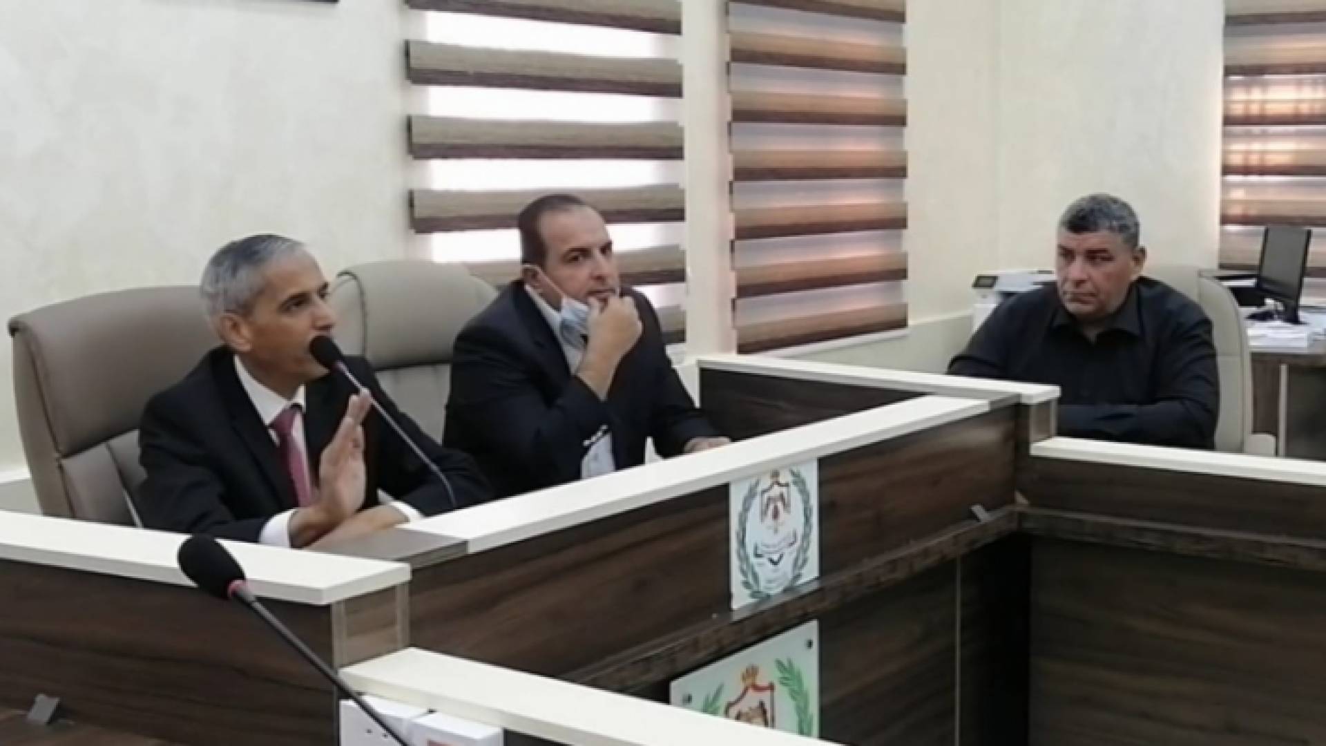 جانب من لقاء محافظ المفرق أصحاب محال تجارية وبسطات