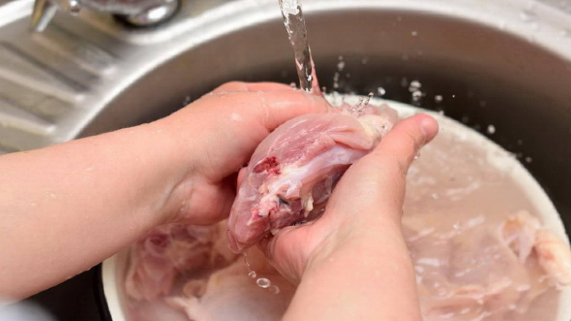 غسل اللحوم النيئة
